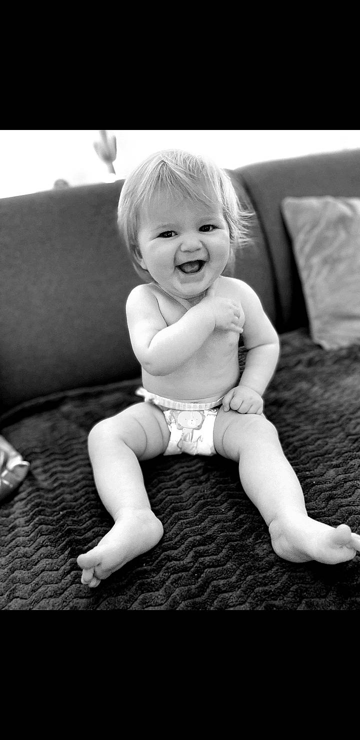 Jade a rejoint le concours — aidez-le/la à gagner de superbes lots ! arm, baby, black_and_white, cheek, child, eye, facial_expression, fun, head, laugh, leg, monochrome, monochrome_photography, person, photograph, photography, portrait, sitting, smile, snapshot