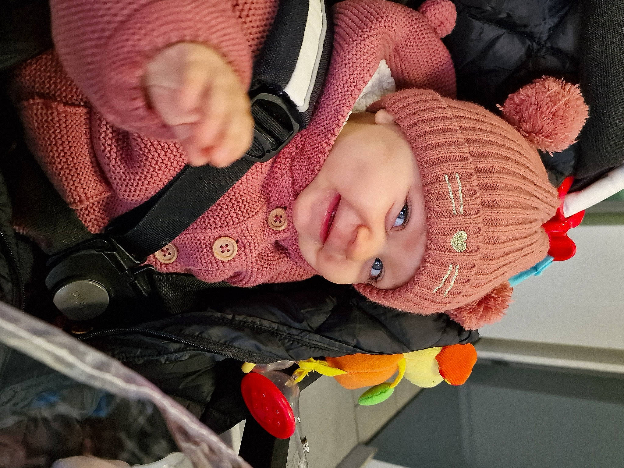 Eva a rejoint le concours — aidez-le/la à gagner de superbes lots ! art, baby, baby_carriage, baby_products, baby_toddler_clothing, cap, cheek, child, comfort, eye, head, headwear, human_body, knit_cap, outerwear, pattern, person, skin, sleeve, toddler