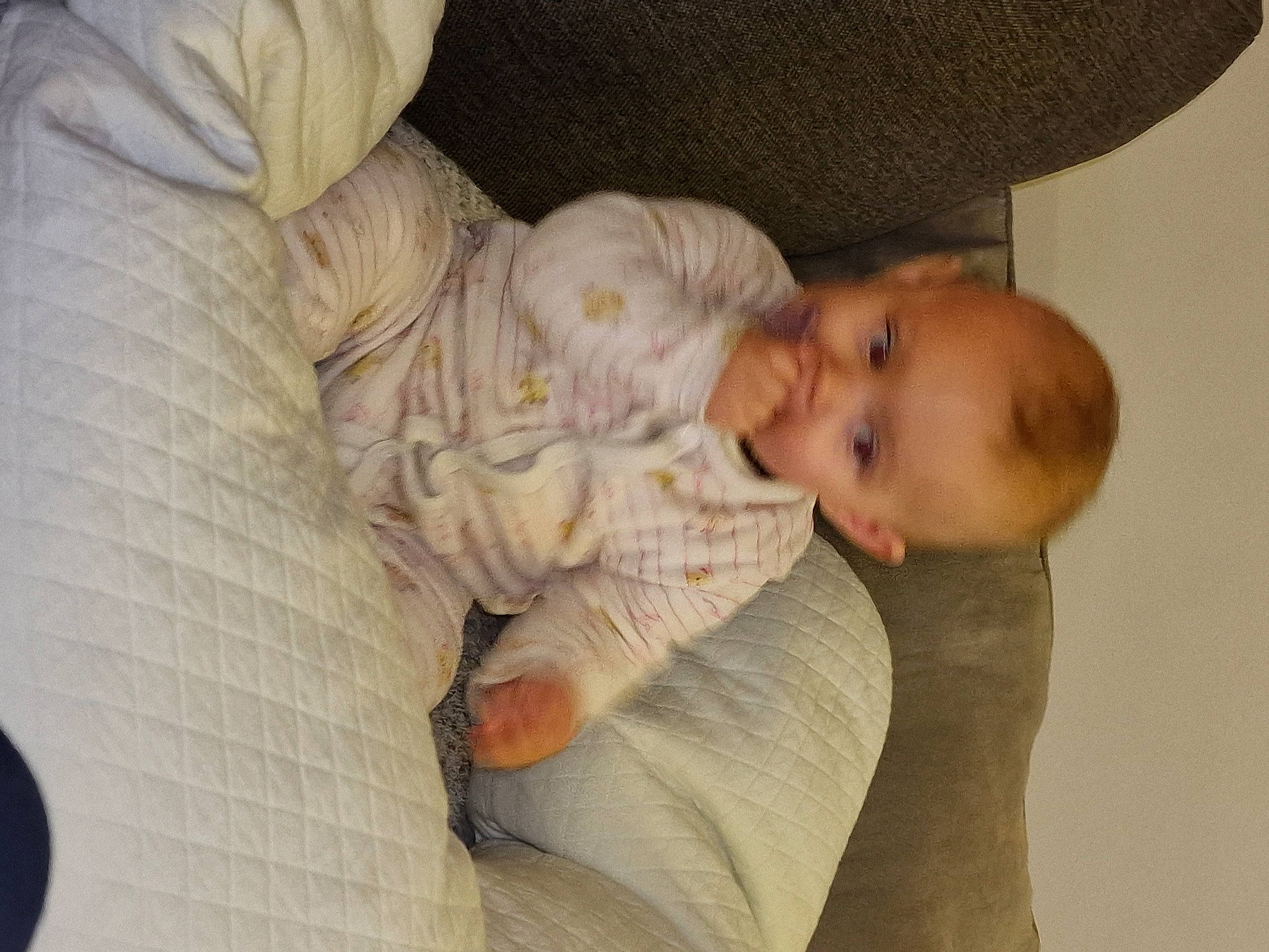 Eva a rejoint le concours — aidez-le/la à gagner de superbes lots ! baby, baby_products, baby_toddler_clothing, cheek, child, comfort, finger, nap, nose, person, sitting, skin, sleep, thumb, toddler, tree, wood