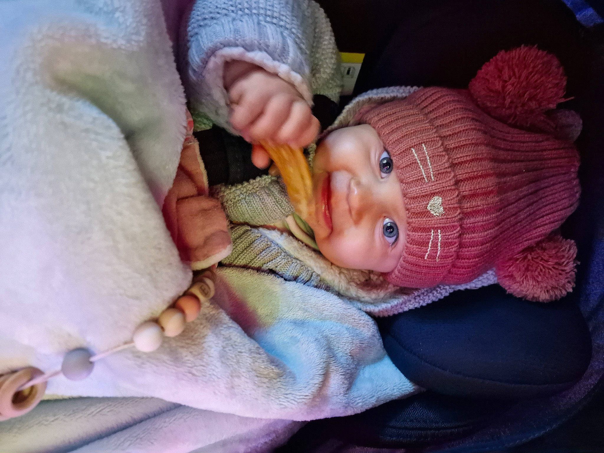 Eva a rejoint le concours — aidez-le/la à gagner de superbes lots ! baby, baby_products, baby_toddler_clothing, cap, cheek, child, comfort, eye, finger, gesture, hand, headwear, human_body, knit_cap, nail, nose, person, skin, thumb, toddler