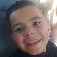 Memphis a rejoint le concours — aidez-le/la à gagner de superbes lots ! child, boy, smiling, teeth, portrait, car_interior, seat, headrest, closeup, happy, dark_hair, haircut, eyes, cheek, casual_clothing, black_shirt, candid, sunlight, window, youth