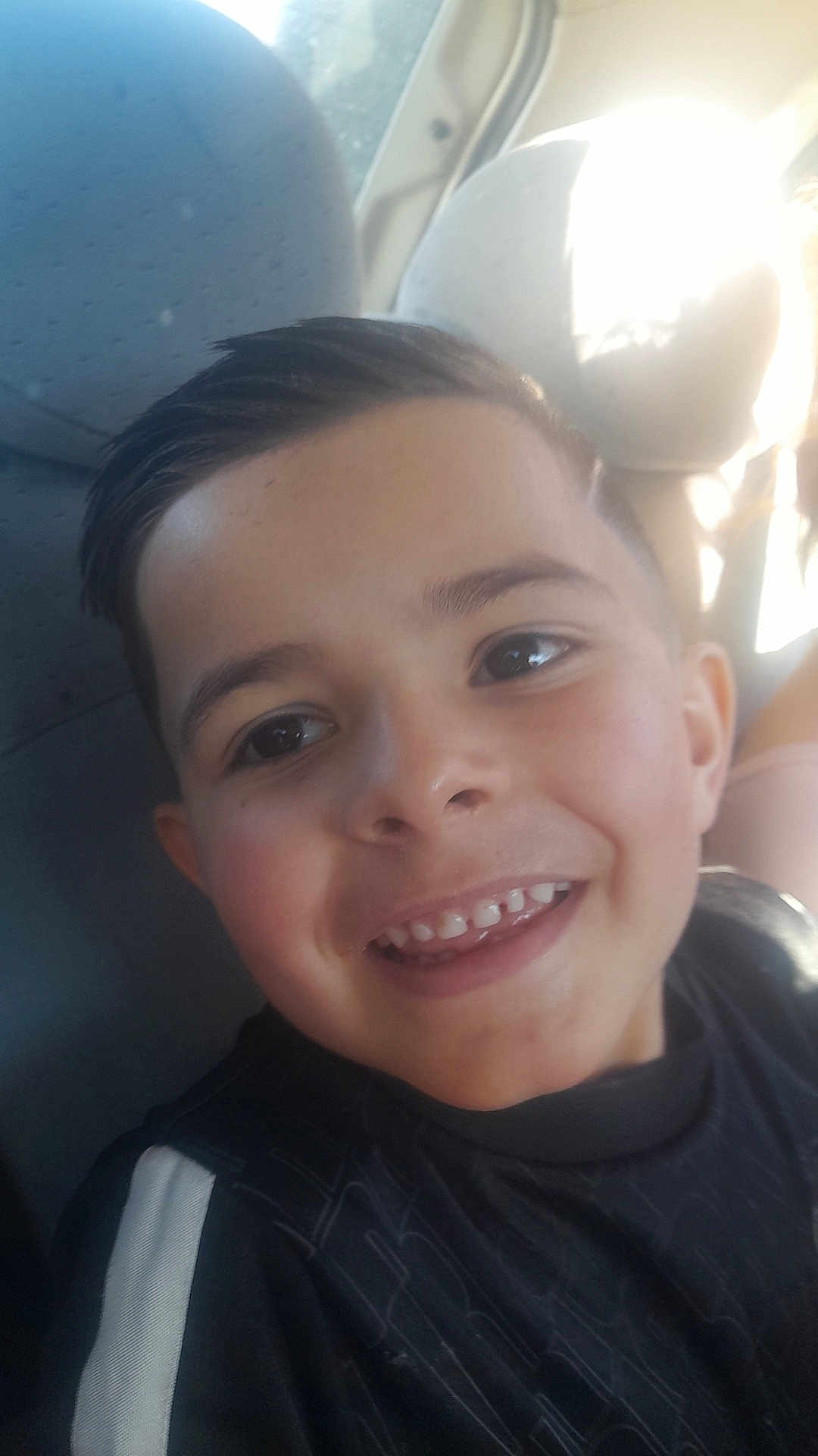 Memphis a rejoint le concours — aidez-le/la à gagner de superbes lots ! child, boy, smiling, teeth, portrait, car_interior, seat, headrest, closeup, happy, dark_hair, haircut, eyes, cheek, casual_clothing, black_shirt, candid, sunlight, window, youth