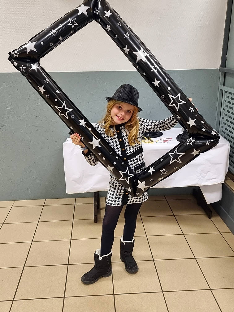 Louane participe au concours pour gagner de l'argent avec cette photo : boot, collar, costume, event, eyewear, fashion_accessory, fashion_design, fashion_model, fur, headwear, human_leg, joy, knee, knee_high_boot, leggings, pattern, person, scarf, shoe, shoulder