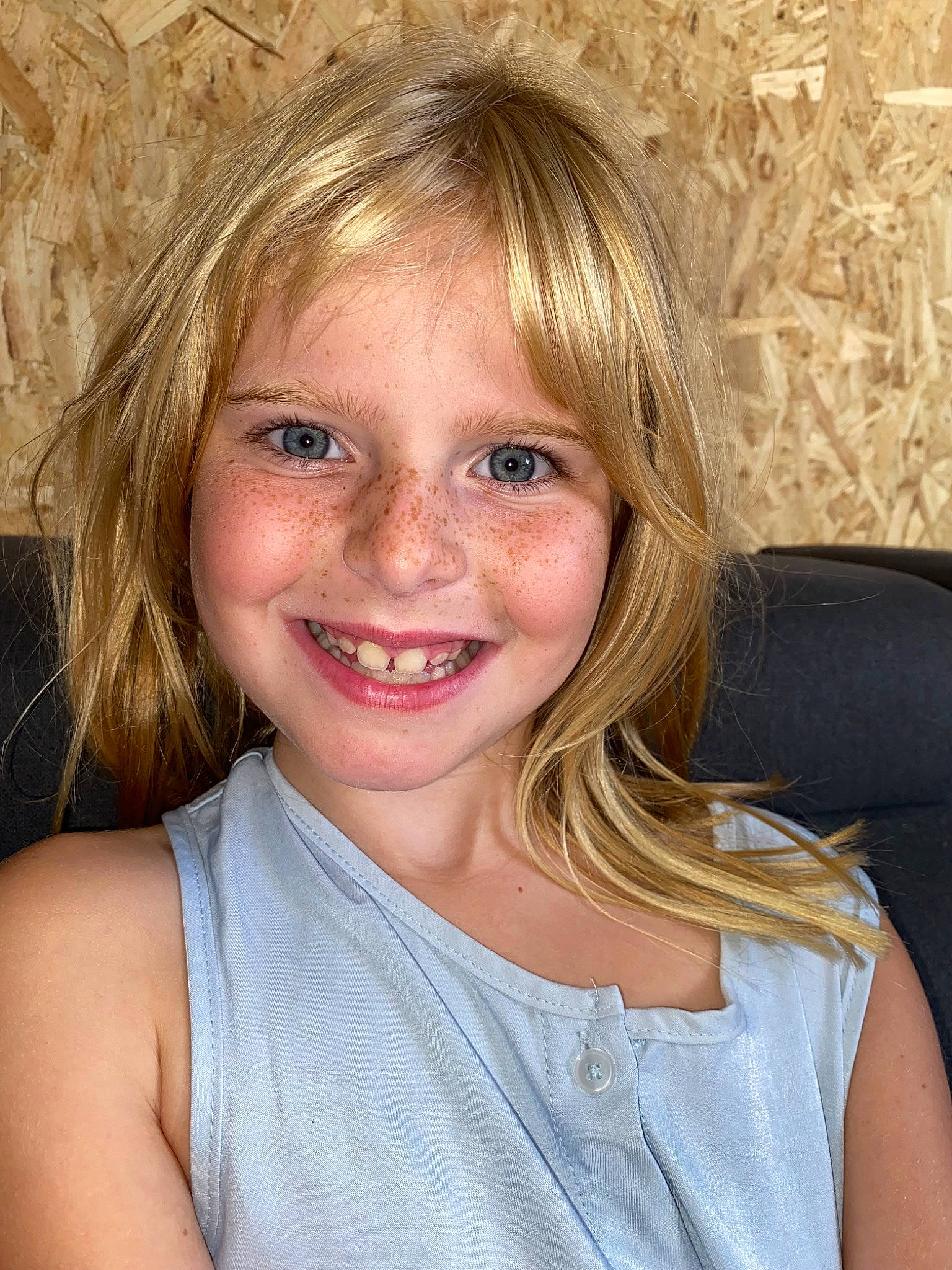 Louane participe au concours pour gagner de l'argent avec cette photo : cheek, child, chin, eye, eyebrow, eyelash, flash_photography, forehead, fun, happy, head, iris, jaw, joy, layered_hair, lip, long_hair, nose, person, skin