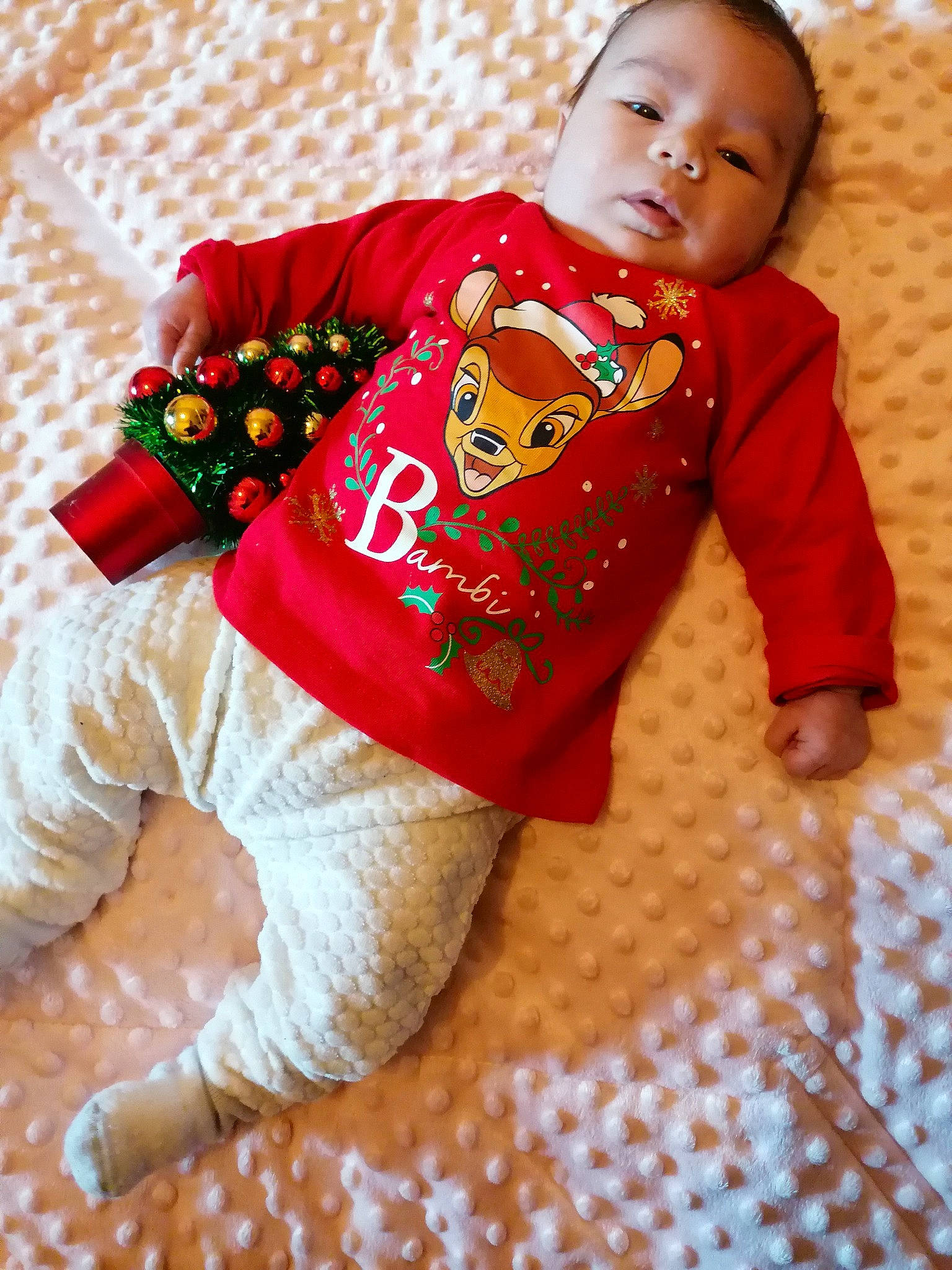 Valentina a rejoint le concours — aidez-le/la à gagner de superbes lots ! baby, baby_toddler_clothing, carmine, child, clothing, collar, comfort, flooring, happy, human_leg, linens, orange, pajamas, pattern, person, red, sitting, skin, sleeve, t_shirt