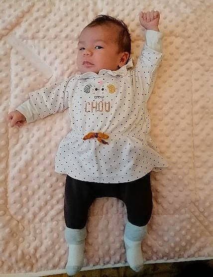 Valentina participe au concours pour gagner de l'argent avec cette photo : baby, baby_toddler_clothing, cheek, dress, eye, face, head, human_body, knee, leg, neck, outerwear, pattern, person, skin, sleeve, sock, t_shirt, toddler, wool