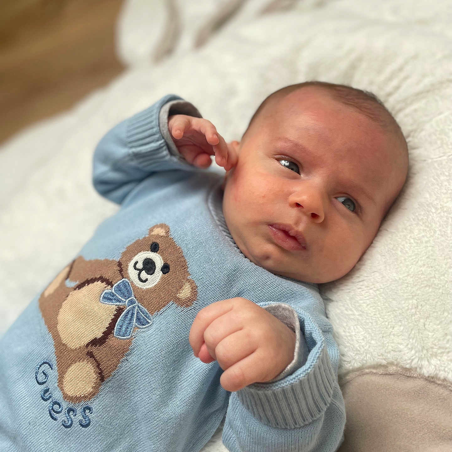 Gabin a rejoint le concours — aidez-le/la à gagner de superbes lots ! applique, baby, bed, blanket, bodypart, clothing, cushion, face, finger, furniture, hand, head, homedecor, knitwear, newborn, pants, person, photography, portrait, sweater