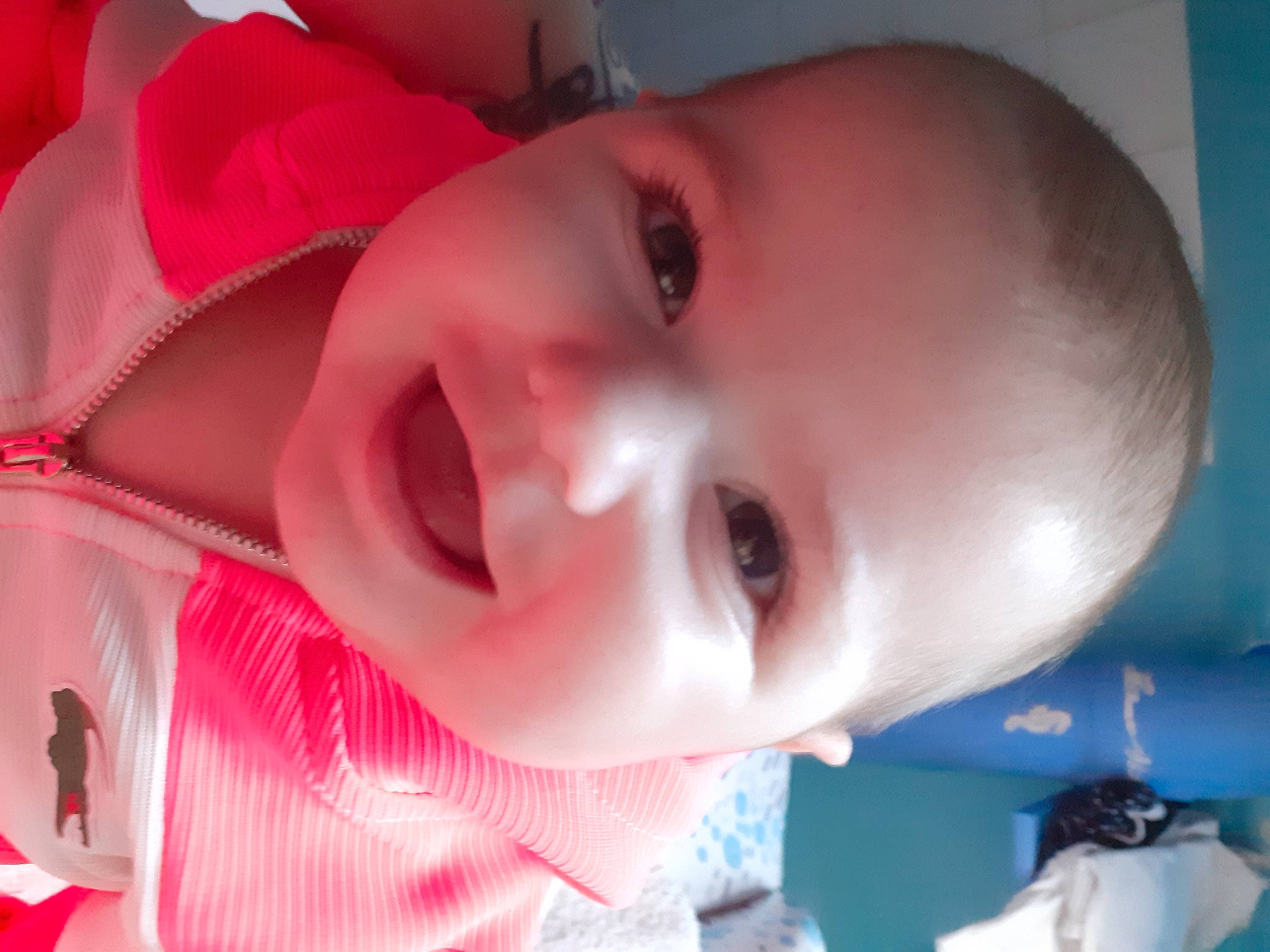 Emma participe au concours pour gagner de l'argent avec cette photo : baby, baby_toddler_clothing, cheek, chin, ear, eyebrow, eyelash, facial_expression, headgear, human, human_body, iris, joy, lip, mouth, muscle, neck, nose, person, skin