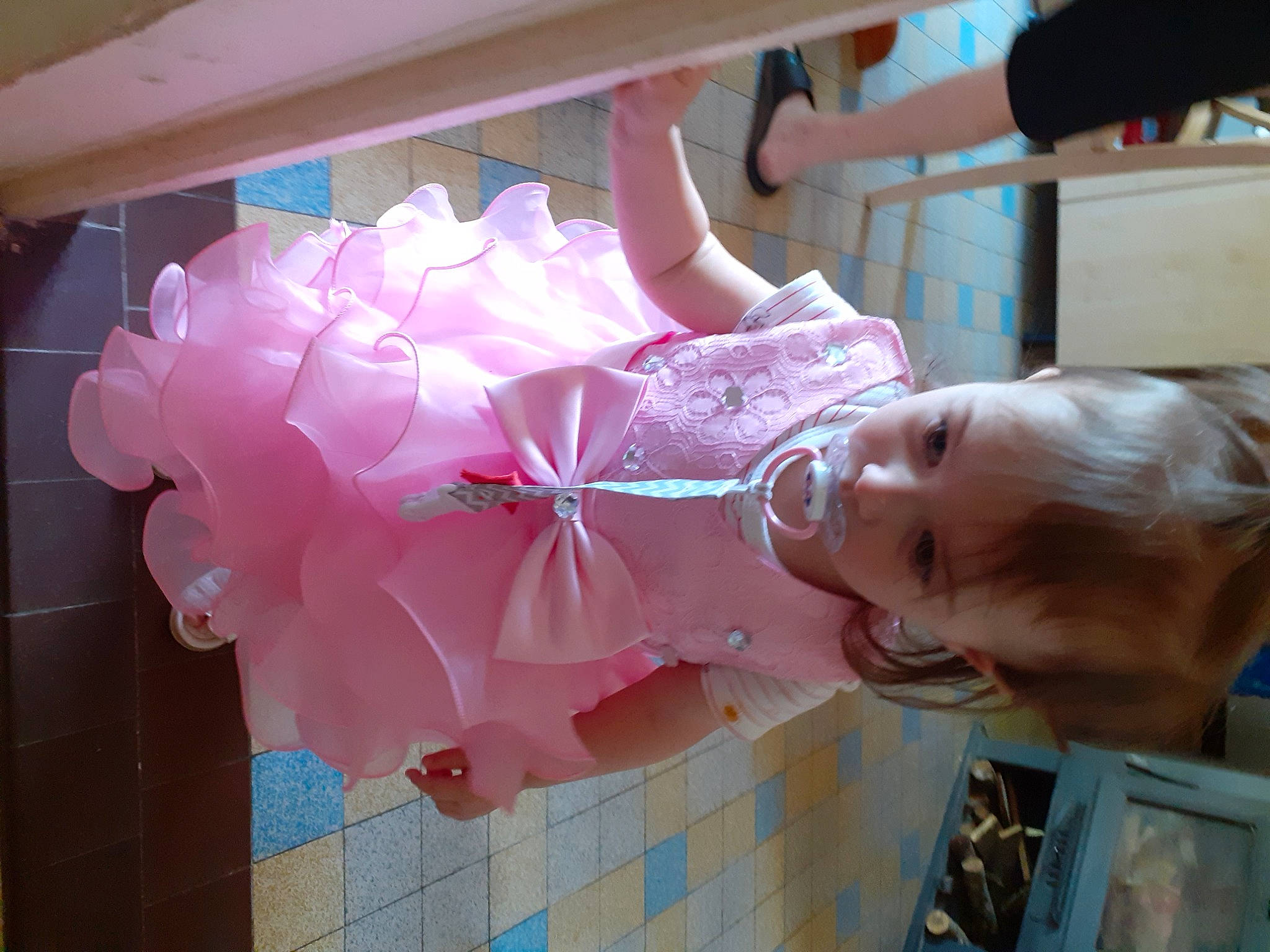 Leïla a rejoint le concours — aidez-le/la à gagner de superbes lots ! baby, baby_toddler_clothing, beauty, child, dress, event, fun, happy, magenta, paper, party, party_supply, peach, person, petal, pink, plastic, room, smile, textile