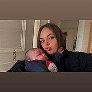 Rose a rejoint le concours — aidez-le/la à gagner de superbes lots ! baby, cartoon, child, cozy, curious, cute, expression, face, family, holding, home, indoor, person, portrait, selfie, smiling, sweater, toddler, woman, young