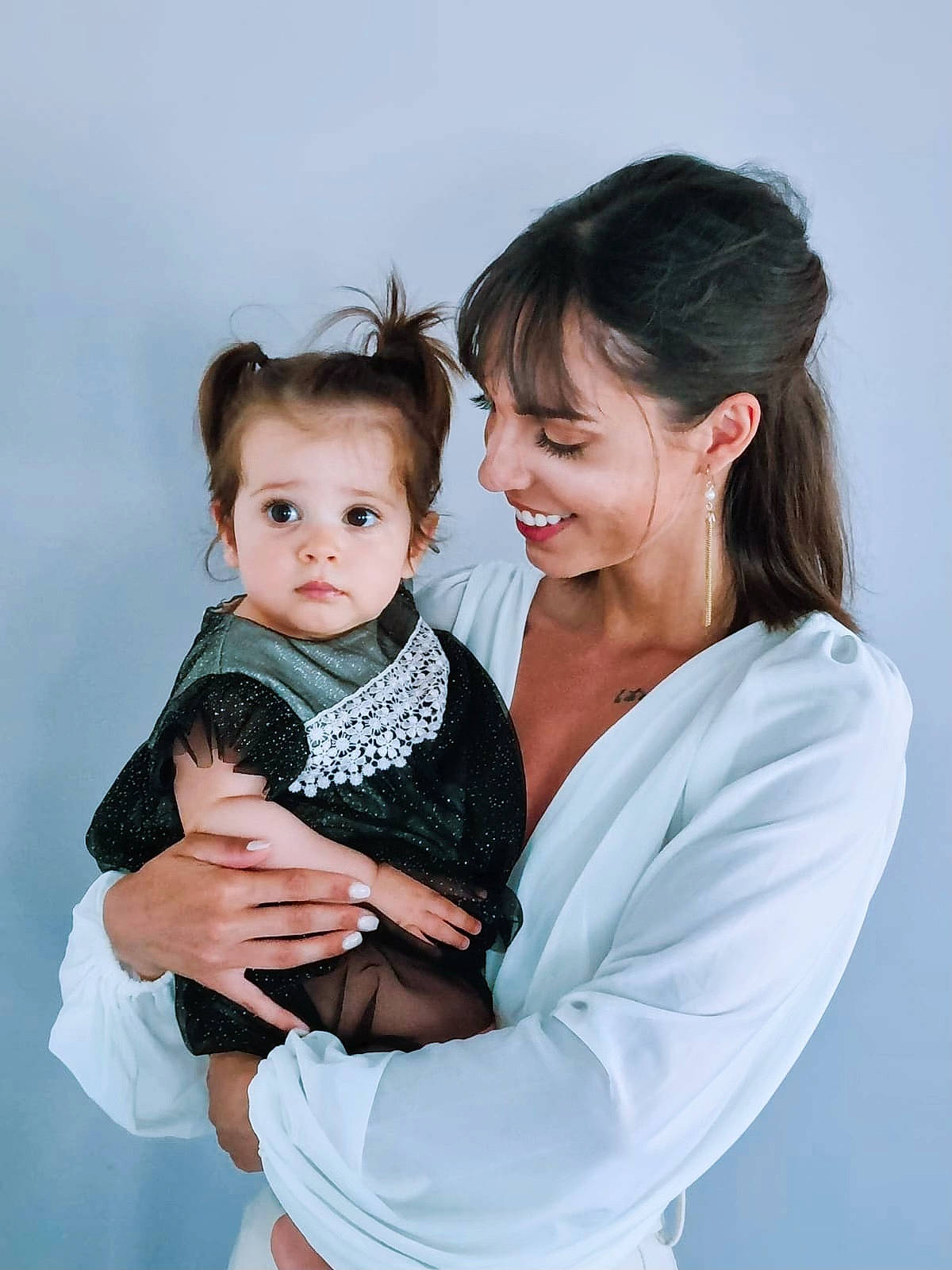 Chiara a rejoint le concours — aidez-le/la à gagner de superbes lots ! abdomen, arm, baby, baby_toddler_clothing, child, event, face, finger, flash_photography, formal_wear, fun, gesture, hairstyle, happy, jewellery, joy, person, sitting, skin, sleeve