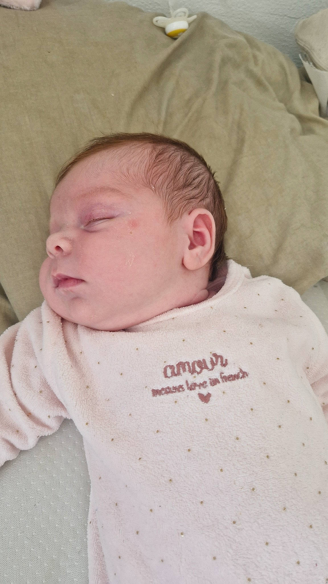Inaya a rejoint le concours — aidez-le/la à gagner de superbes lots ! baby, baby_sleeping, baby_toddler_clothing, bedding, bedtime, carmine, cheek, child, chin, collar, comfort, face, linens, neck, nose, person, pink, skin, sleeve, textile