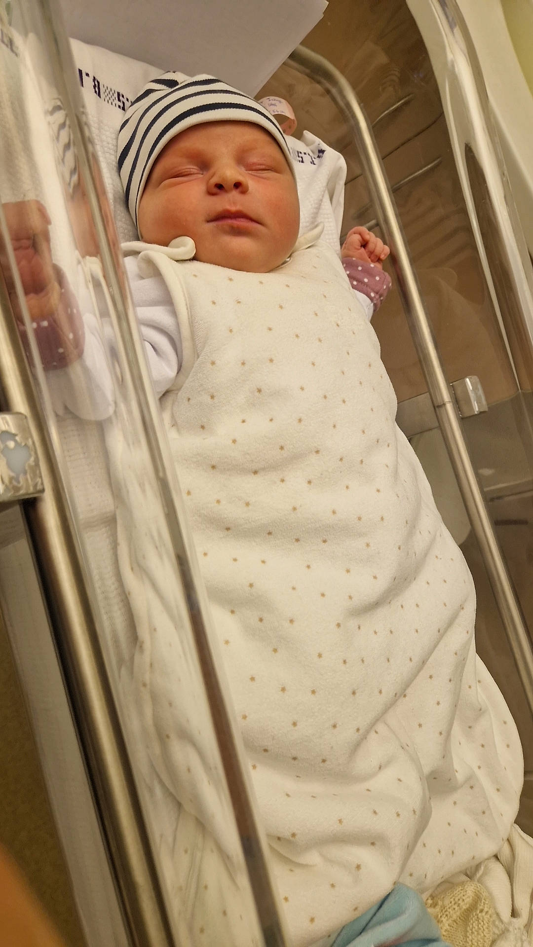 Inaya participe au concours pour gagner de l'argent avec cette photo : baby, baby_products, baby_safety, baby_sleeping, baby_toddler_clothing, child, comfort, fashion_design, hat, headwear, linens, pattern, peach, person, room, sleeve, stairs, toddler, waist