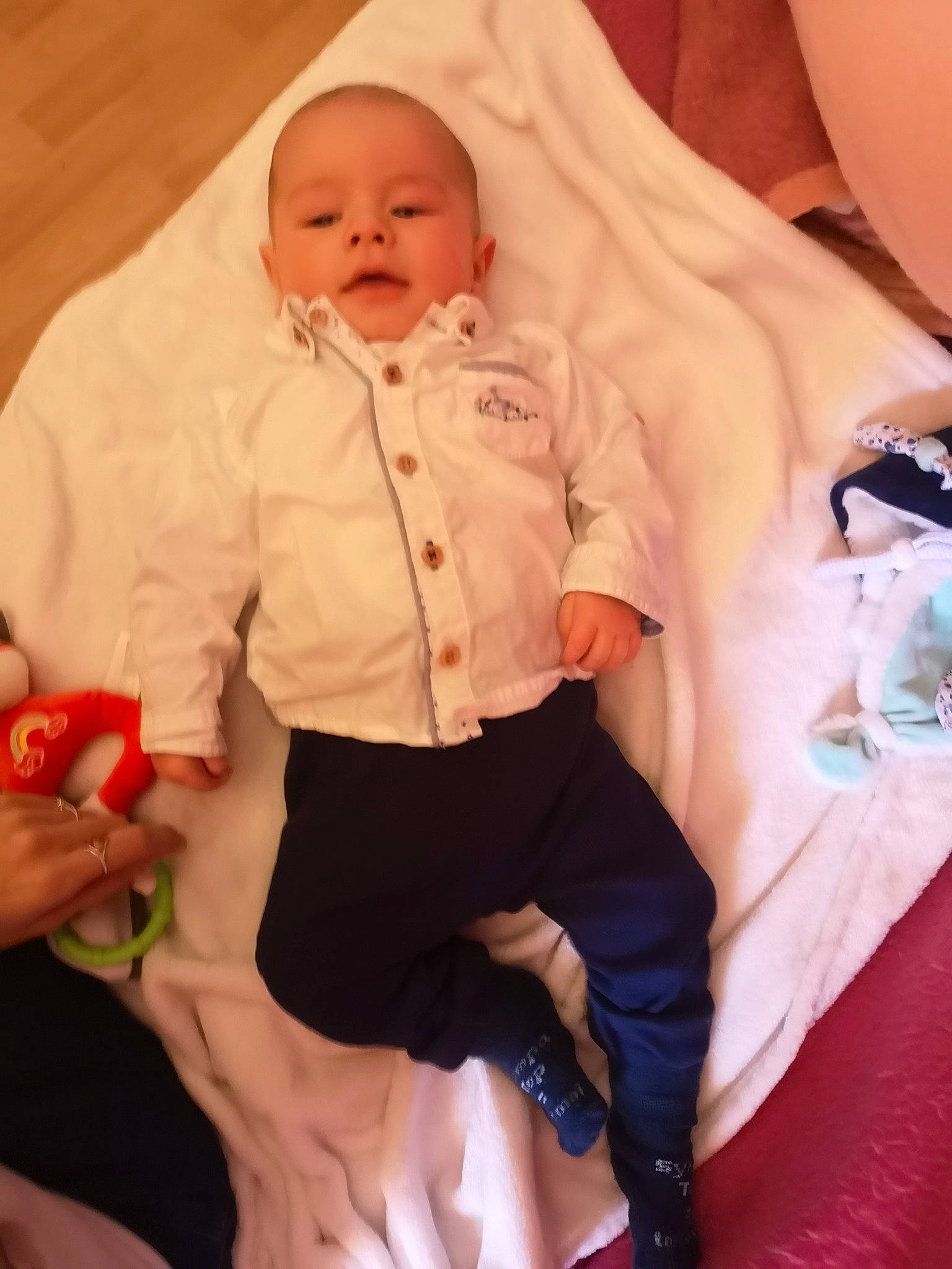 émile a rejoint le concours — aidez-le/la à gagner de superbes lots ! arm, baby, baby_sleeping, baby_toddler_clothing, comfort, finger, gesture, hand, happy, human_body, joint, leg, mouth, person, pink, skin, textile, thigh, thumb, tie