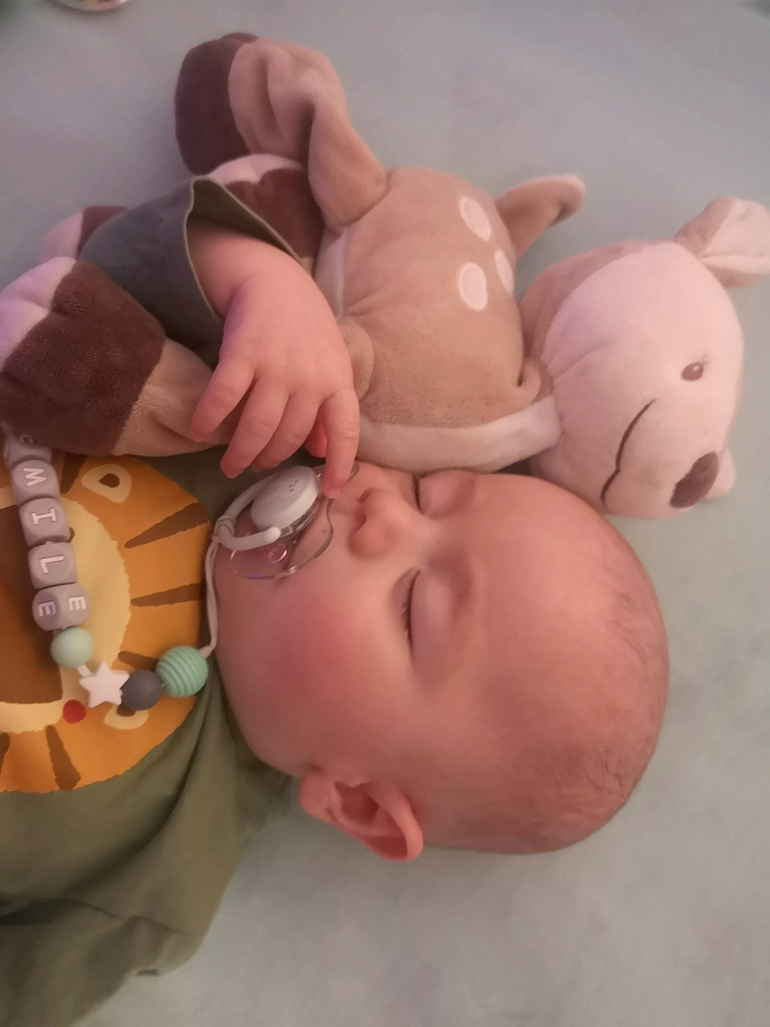 émile participe au concours pour gagner de l'argent avec cette photo : abdomen, art, cheek, chest, comfort, ear, eyebrow, eyelash, finger, gesture, mammal, mouth, nail, neck, nose, person, pink, thumb, toy, vertebrate