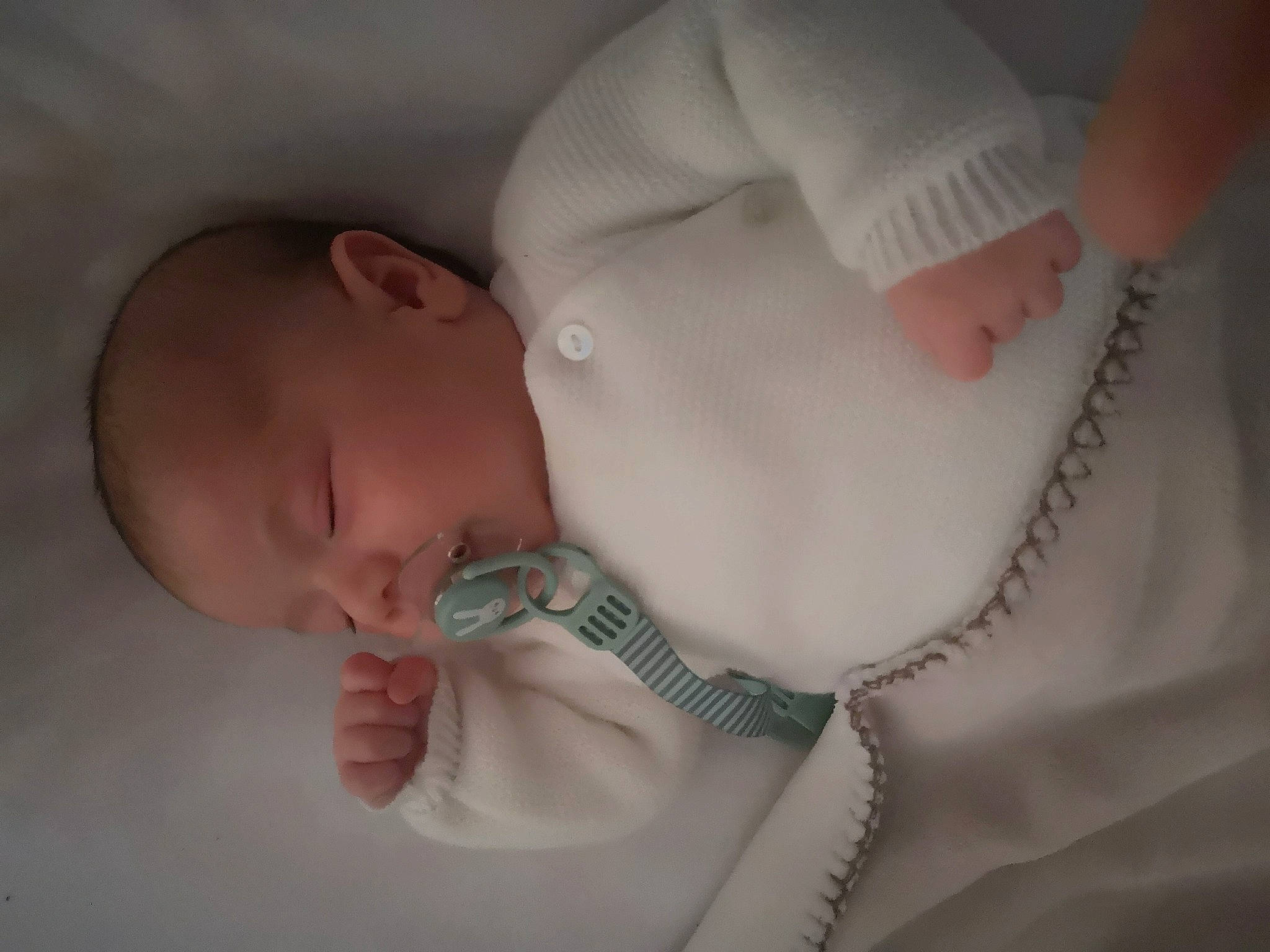 émile participe au concours pour gagner de l'argent avec cette photo : arm, baby, cheek, comfort, dress, ear, eye, eyebrow, eyelash, finger, gesture, hand, head, human_body, iris, lip, mouth, neck, nose, person