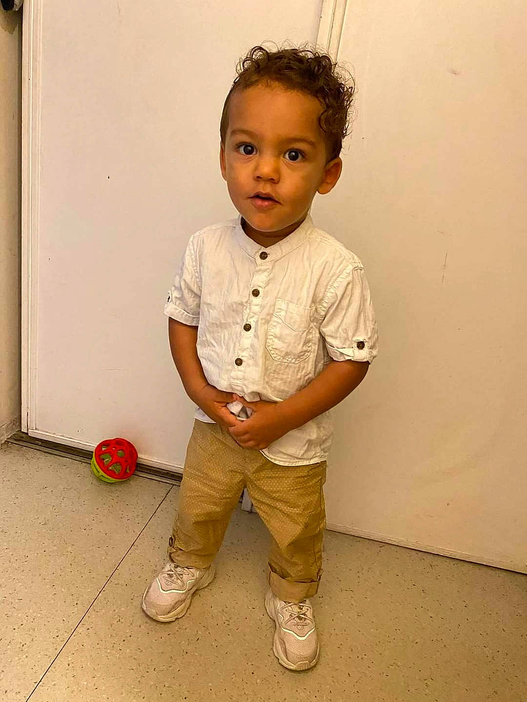 Marvin a rejoint le concours — aidez-le/la à gagner de superbes lots ! baby_toddler_clothing, ball, child, face, fashion_design, flooring, football, fun, gesture, hair, happy, knee, person, sleeve, sports_equipment, standing, t_shirt, toddler, toy, wood