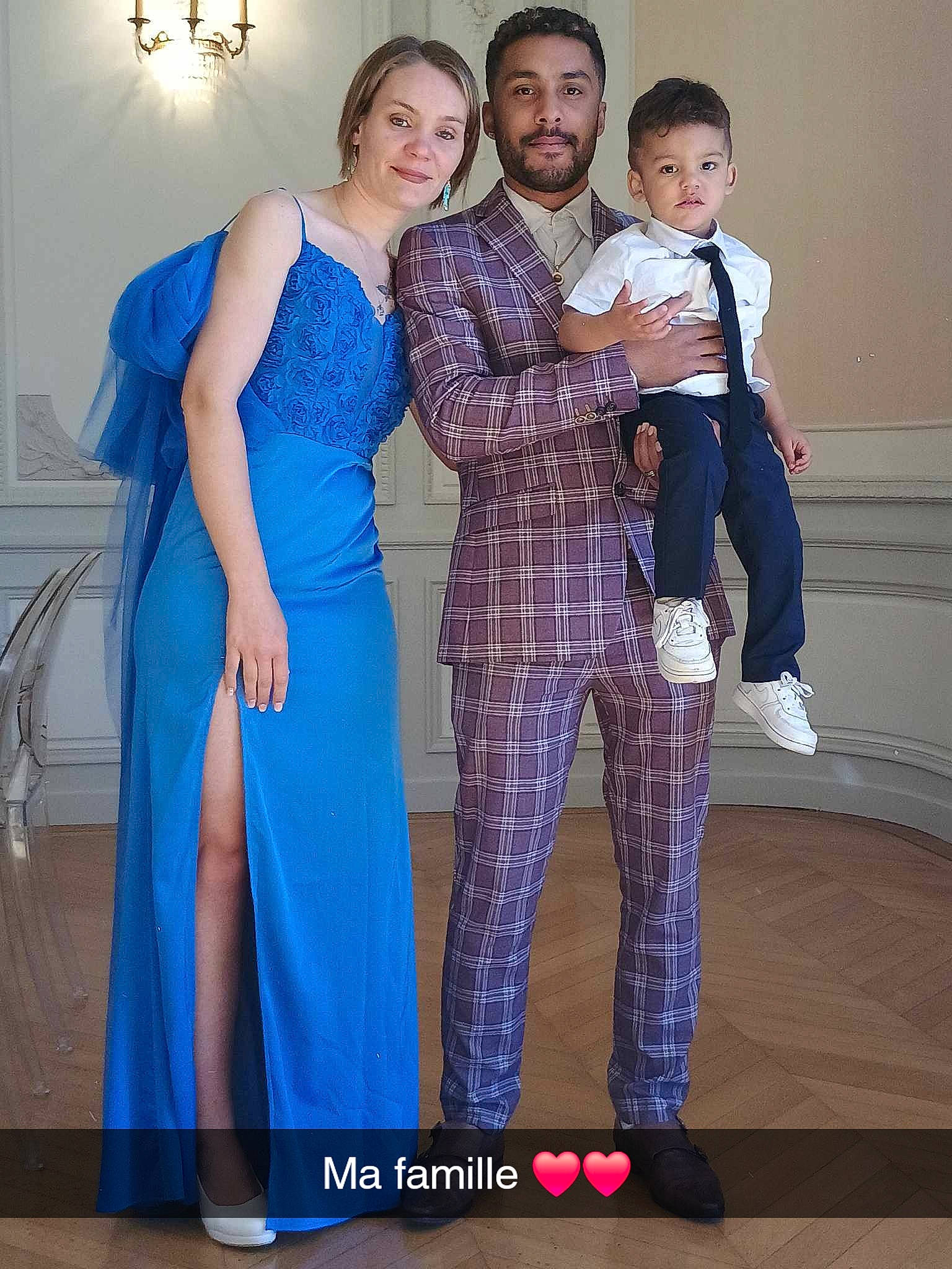 Marvin participe au concours pour gagner de l'argent avec cette photo : azure, baby, belt, blue, cocktail_dress, costume, electric_blue, event, fashion_design, flooring, formal_wear, fun, gown, happy, joy, one_piece_garment, pattern, person, smile, tie