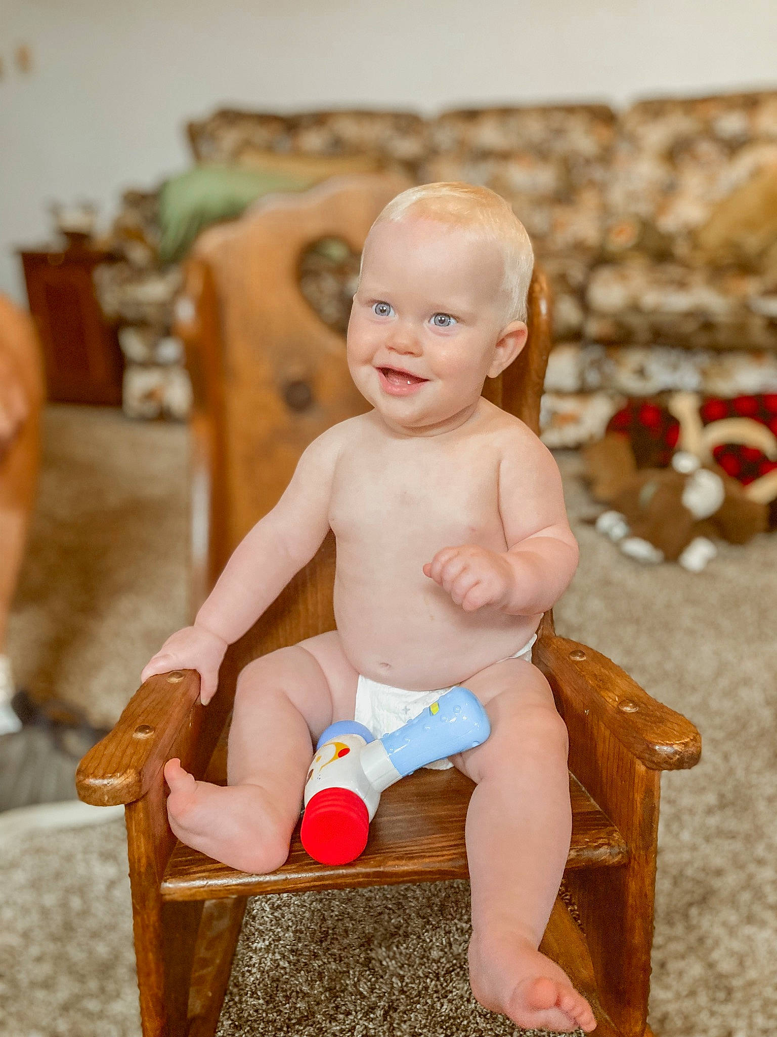 Enzo is registered to the contest to win money with this photo: baby, cheek, comfort, eye, flooring, foot, happy, head, human_leg, joy, knee, leg, leisure, person, shorts, sitting, skin, smile, thigh, toddler