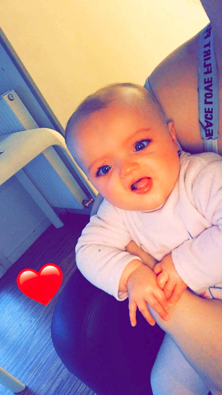 Shanna a rejoint le concours — aidez-le/la à gagner de superbes lots ! arm, azure, blue, cheek, chin, eye, face, facial_expression, hairstyle, head, human_body, iris, lip, mouth, neck, nose, orange, person, product, skin