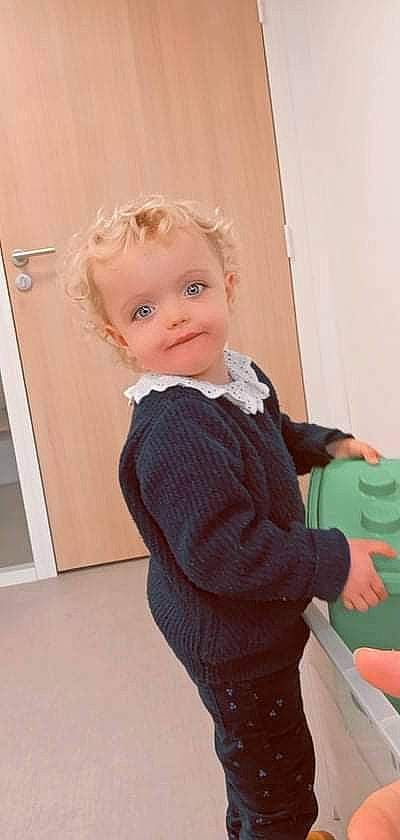 Shanna a rejoint le concours — aidez-le/la à gagner de superbes lots ! baby, baby_toddler_clothing, blond, cheek, child, flooring, formal_wear, fun, hairstyle, knee, pattern, person, room, shoulder, sitting, sleeve, t_shirt, thumb, toddler, waist