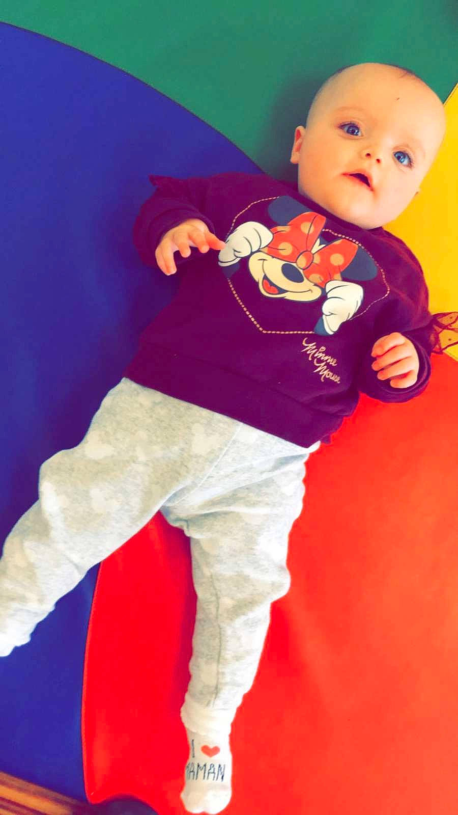 Shanna a rejoint le concours — aidez-le/la à gagner de superbes lots ! baby, baby_toddler_clothing, baby_toys, carmine, child, doll, elbow, electric_blue, fictional_character, happy, human_body, joint, orange, person, sleeve, sportswear, t_shirt, textile, thumb, toddler