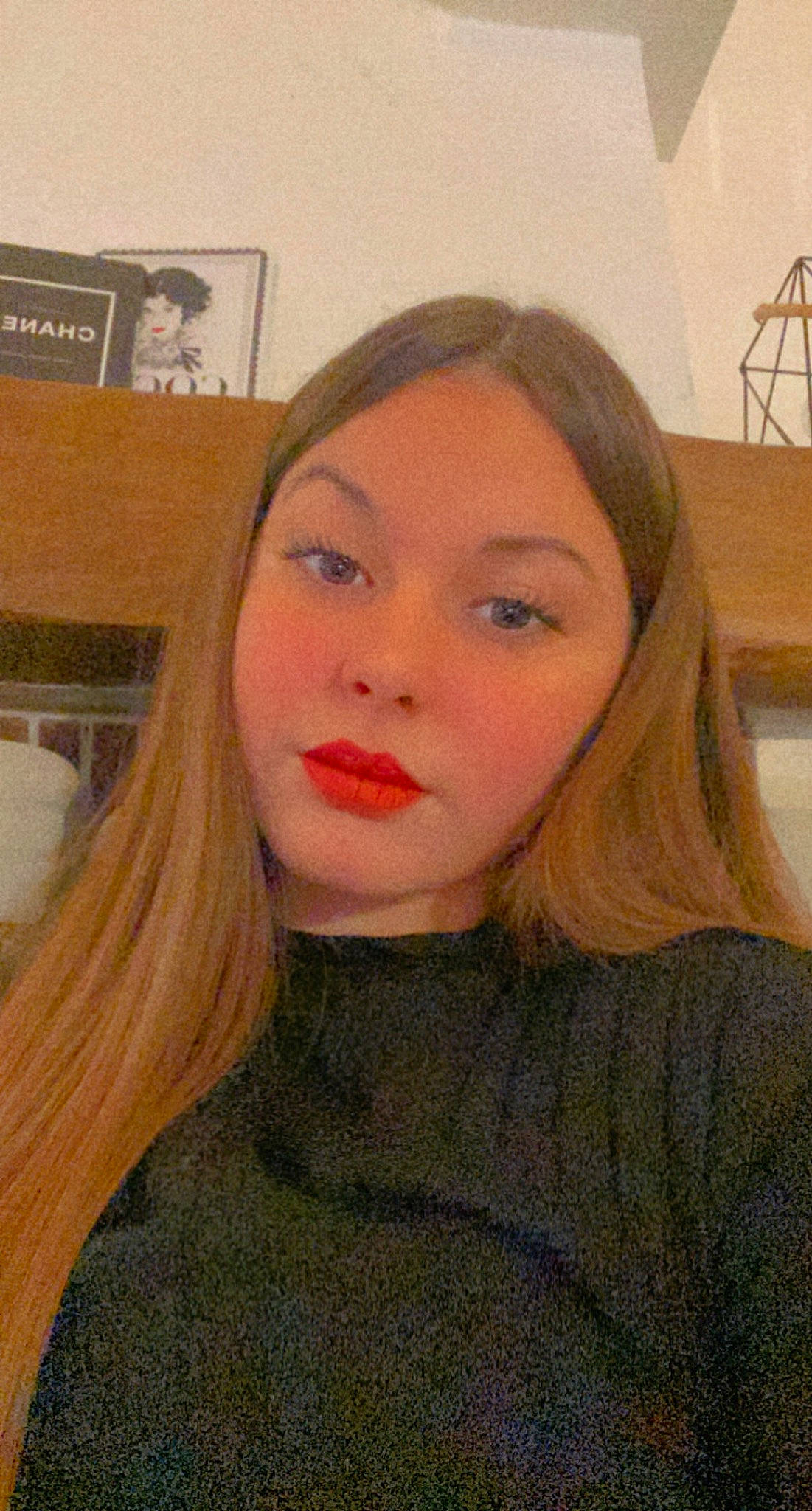 Julie a rejoint le concours — aidez-le/la à gagner de superbes lots ! brown_hair, cheek, eye_liner, eyebrow, eyelash, fashion_accessory, forehead, fun, jaw, layered_hair, lip, lipstick, long_hair, makeover, nose, paint, person, selfie, street_fashion, throat