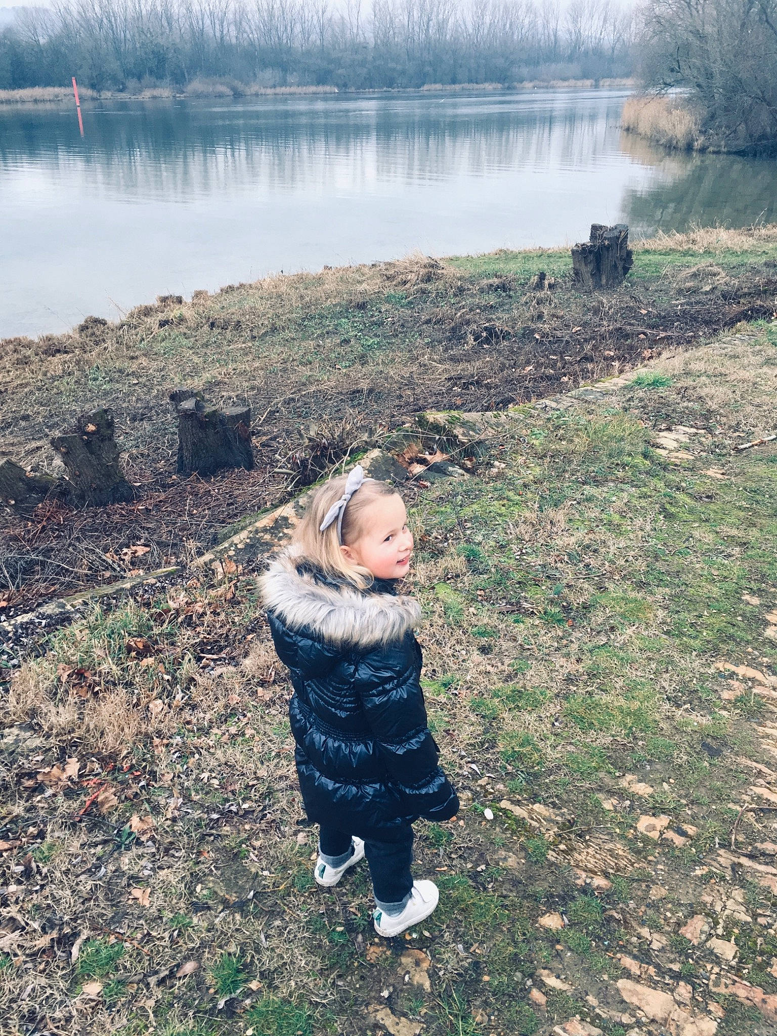 Léonie a rejoint le concours — aidez-le/la à gagner de superbes lots ! bank, child, grass, mountain, person, plant, sky, tree, wilderness, winter