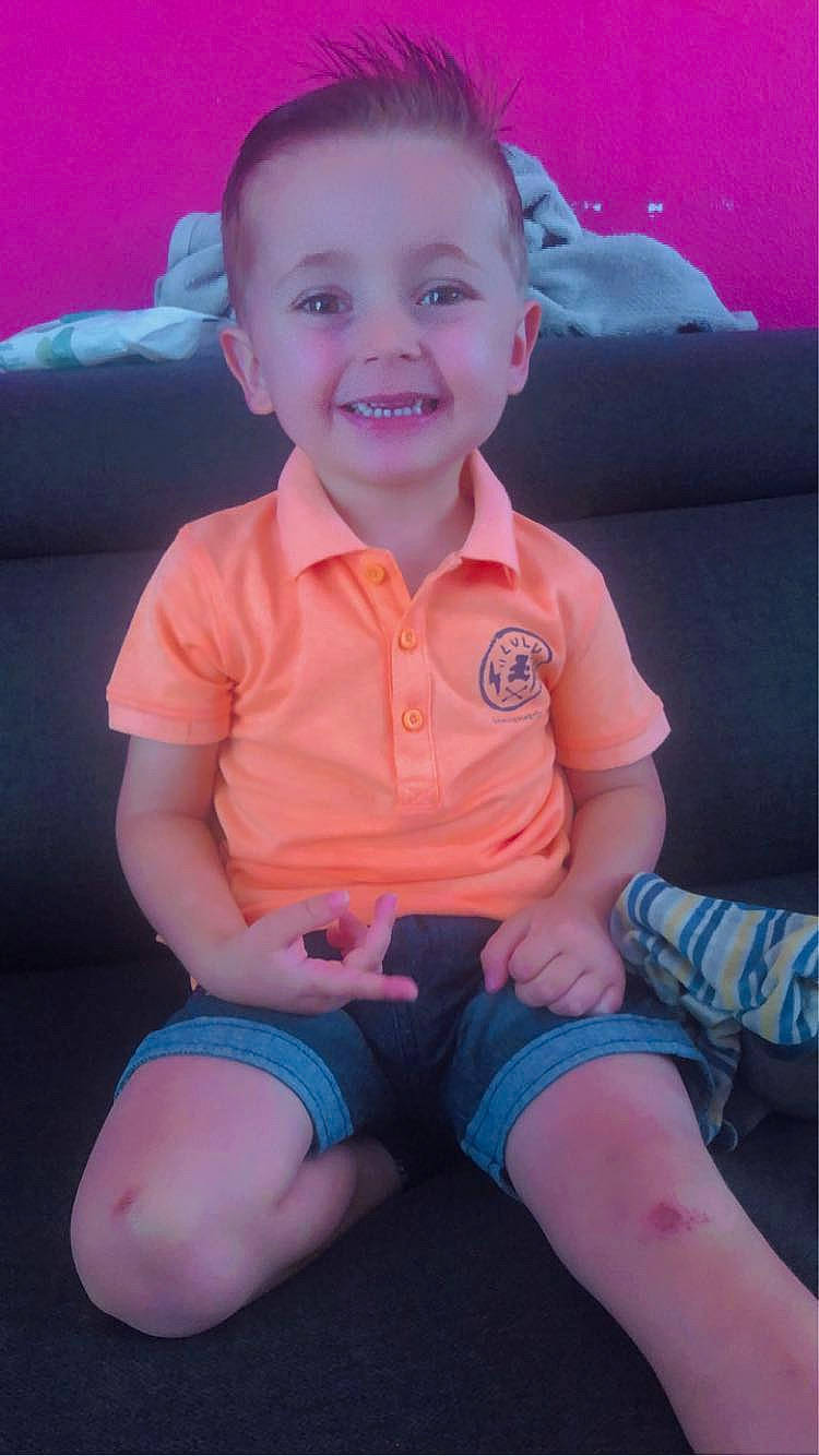 Evan participe au concours pour gagner de l'argent avec cette photo : baby_toddler_clothing, cheek, chin, clothing, face, facial_expression, finger, happy, head, iris, joy, lap, leg, lip, mouth, nose, person, pink, skin, smile