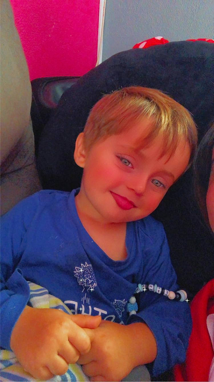 Evan participe au concours pour gagner de l'argent avec cette photo : blond, cheek, child, chin, clothing, comfort, cool, ear, electric_blue, eye, facial_expression, finger, fun, head, iris, lap, mouth, person, smile, thumb