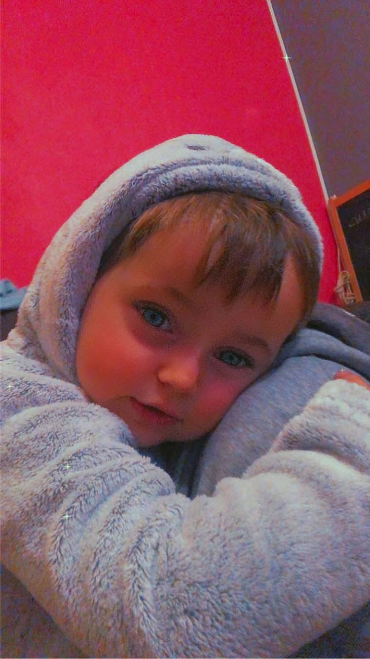 Evan participe au concours pour gagner de l'argent avec cette photo : baby, cap, cheek, child, chin, comfort, eye, fun, fur, grass, happy, head, headwear, knit_cap, lip, nose, person, skin, smile, toddler