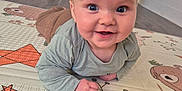 Noé a rejoint le concours — aidez-le/la à gagner de superbes lots ! baby, child, play_mat, floor, smile, face, indoor, clothing, long_sleeve, chair, toy, pattern, expression, cute, happy, person, skin, head, eyes, hand