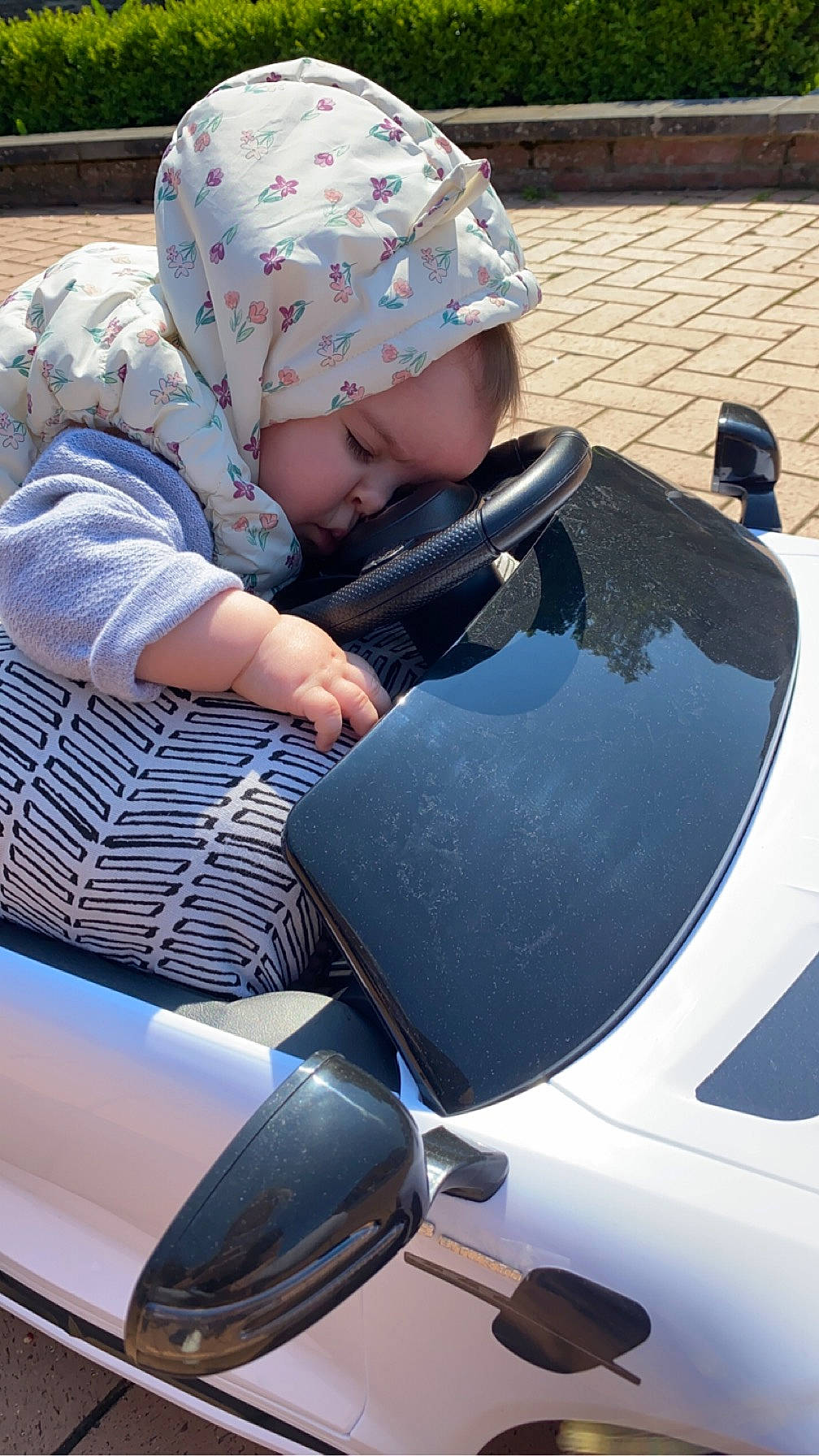 élise a rejoint le concours — aidez-le/la à gagner de superbes lots ! automotive_design, automotive_exterior, automotive_lighting, automotive_mirror, automotive_tire, baby, baby_toddler_clothing, bumper, fender, headlamp, headwear, hood, motor_vehicle, motorcycle_helmet, person, personal_luxury_car, photograph, toddler, vehicle, vehicle_door