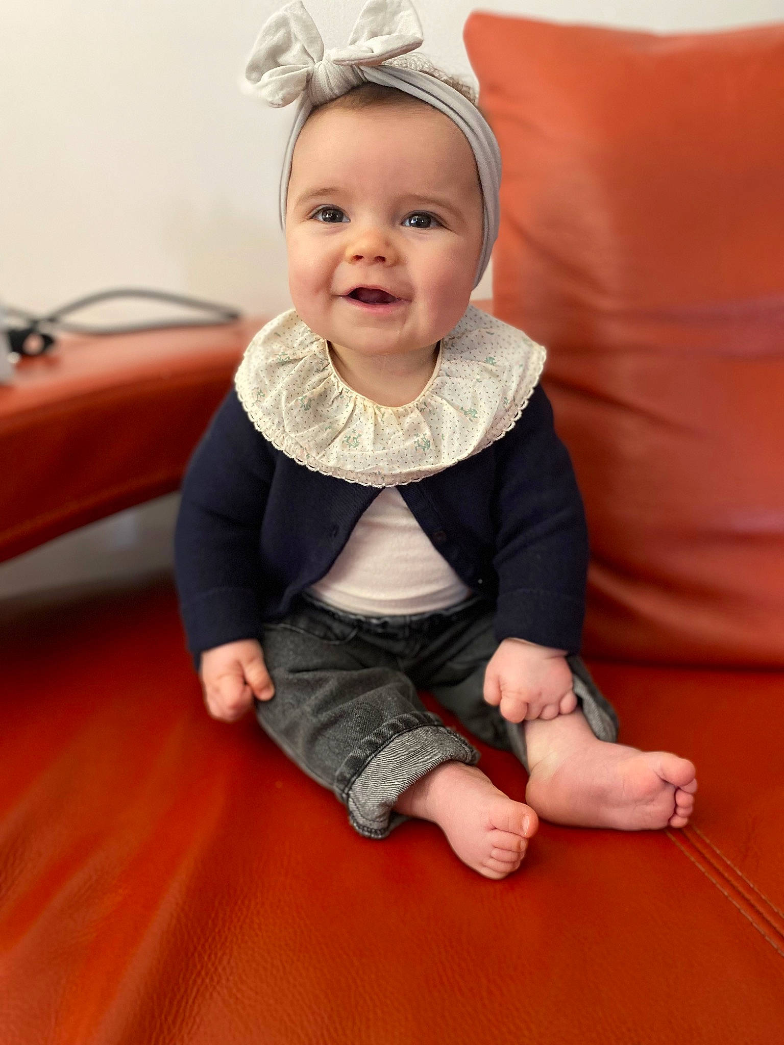 élise a rejoint le concours — aidez-le/la à gagner de superbes lots ! baby, baby_toddler_clothing, child, comfort, eye, face, facial_expression, finger, flash_photography, flooring, fun, happy, head, human_leg, joy, person, skin, sleeve, smile, standing