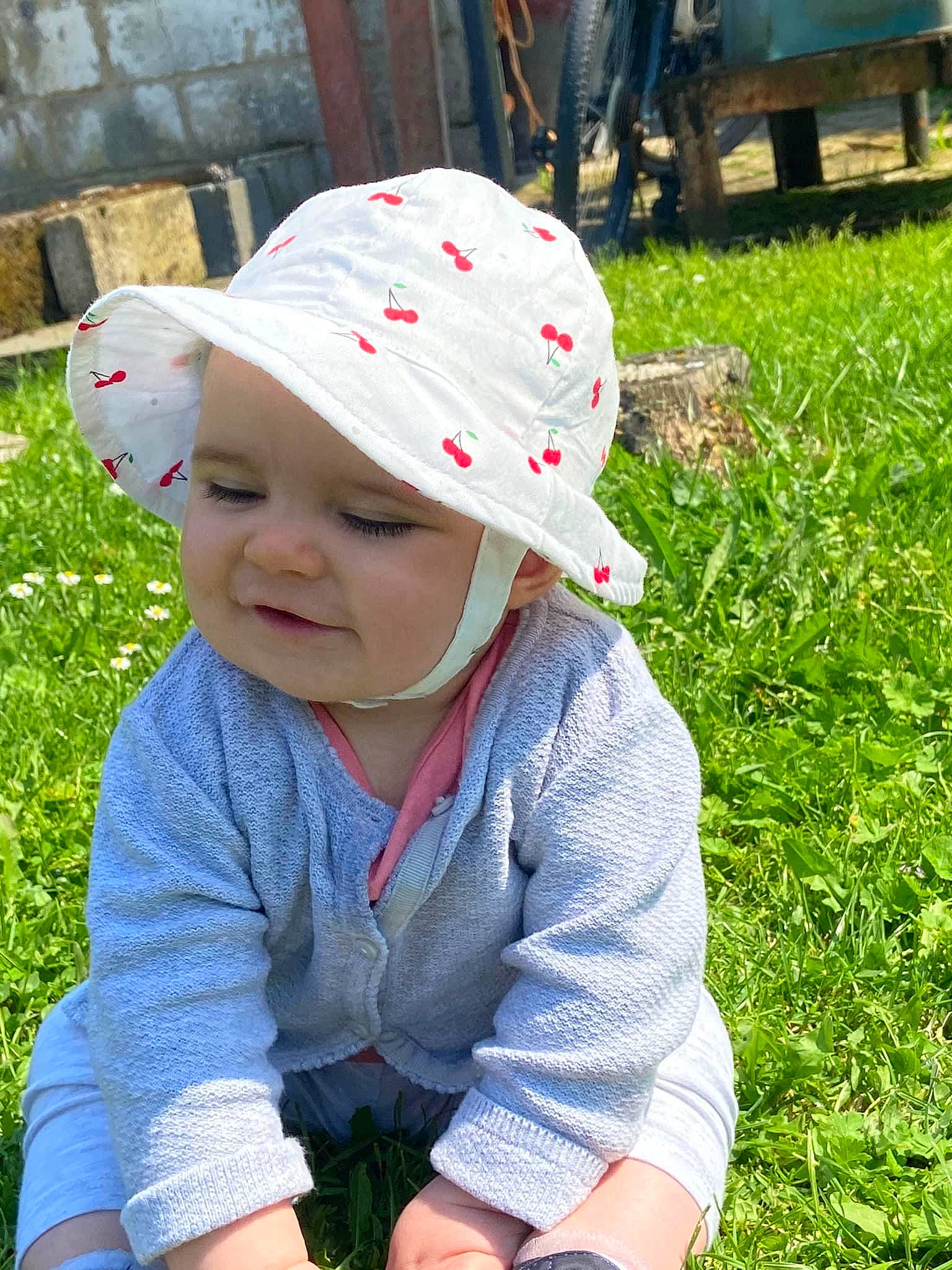élise participe au concours pour gagner de l'argent avec cette photo : baby, baby_toddler_clothing, cap, child, costume_hat, fashion_accessory, fun, grass, green, happy, hat, headwear, pattern, people_in_nature, person, photograph, plant, portrait_photography, sitting, smile