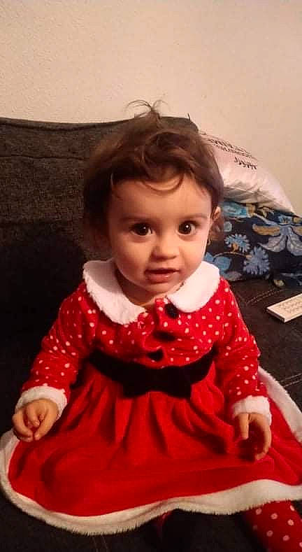 Leïa a rejoint le concours — aidez-le/la à gagner de superbes lots ! baby_toddler_clothing, cheek, child, day_dress, design, dress, eye, face, hair, happy, iris, lip, one_piece_garment, pattern, person, pink, sitting, skin, sleeve, t_shirt