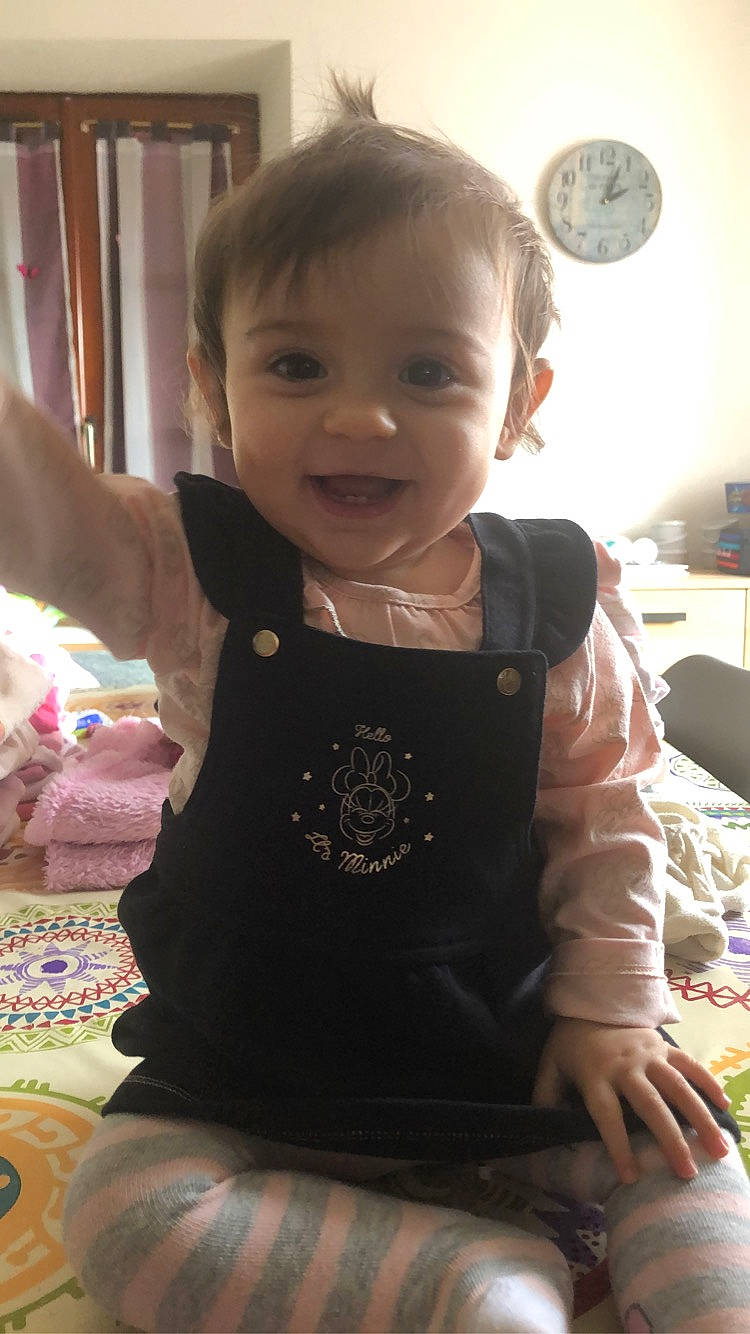 Leïa participe au concours pour gagner de l'argent avec cette photo : baby, baby_toddler_clothing, cheek, child, finger, fun, happy, head, iris, joy, pattern, person, room, sitting, skin, sleeve, smile, t_shirt, thumb, toddler