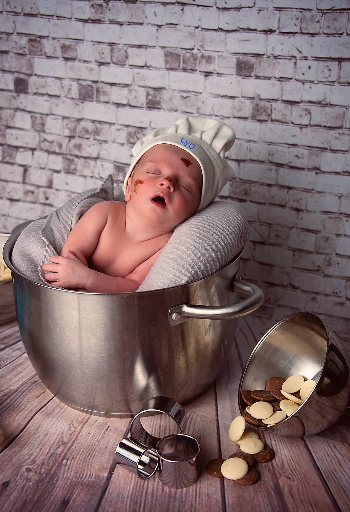 Lyo participe au concours pour gagner de l'argent avec cette photo : art, baby, bathing, circle, comfort, eyewear, fashion_accessory, flash_photography, flooring, foot, glass, hardwood, leisure, metal, person, room, sandal, sitting, stock_photography, toddler