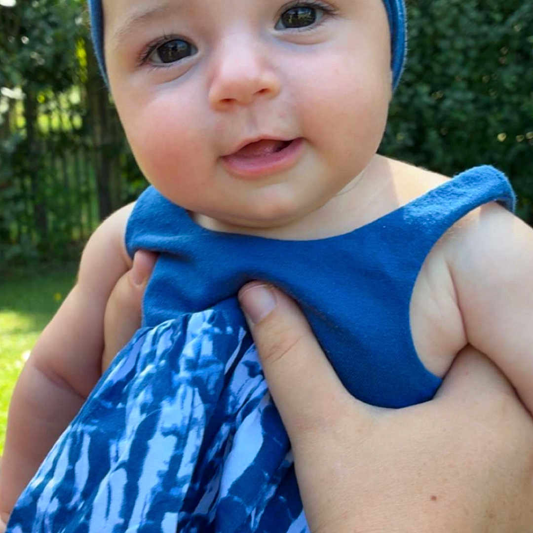 Lara a rejoint le concours — aidez-le/la à gagner de superbes lots ! baby, blue_dress, child, cute, eyes, face, fashion, greenery, hand, head, headband, infant, nature, outdoor, person, portrait, skin, smile, summer, young