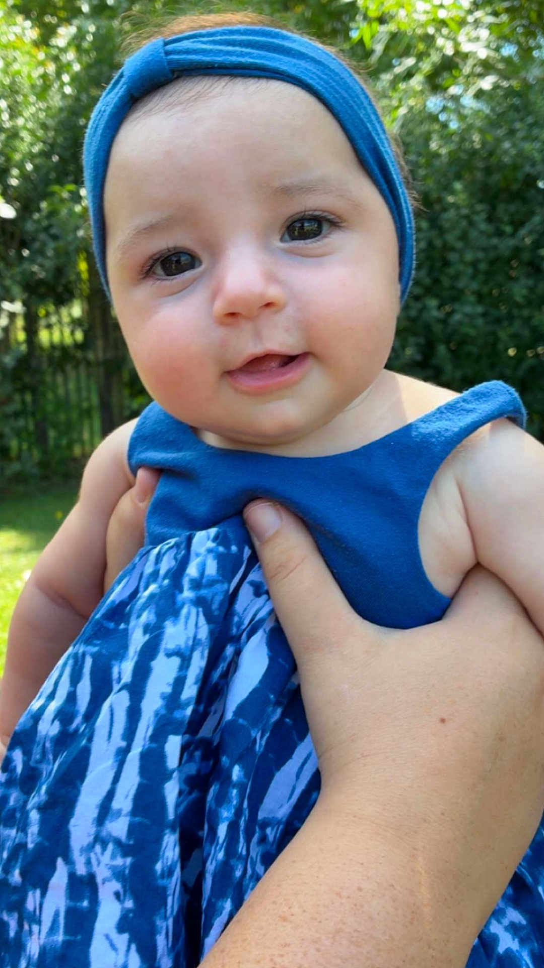 Lara a rejoint le concours — aidez-le/la à gagner de superbes lots ! baby, child, face, headband, blue_dress, outdoor, nature, greenery, hand, skin, smile, portrait, cute, young, person, head, eyes, infant, summer, fashion
