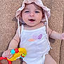 Lara a rejoint le concours — aidez-le/la à gagner de superbes lots ! baby, infant, child, smiling, hat, sunhat, onesie, toy, colorful, hand, blanket, laying, cute, happy, outdoor, skin, face, playing, young, person