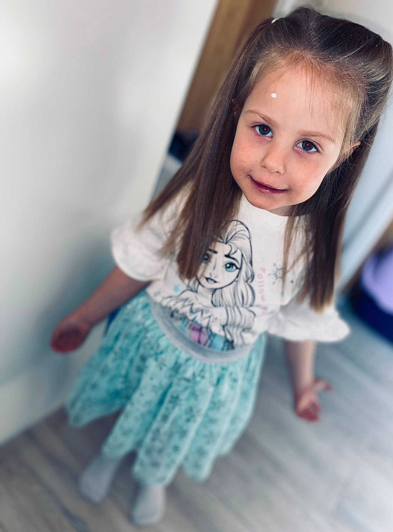 Maëlys a rejoint le concours — aidez-le/la à gagner de superbes lots ! azure, baby_toddler_clothing, day_dress, eyelash, fashion, fashion_design, happy, iris, joint, joy, long_hair, person, shoulder, skin, sleeve, standing, t_shirt, textile, toddler, waist