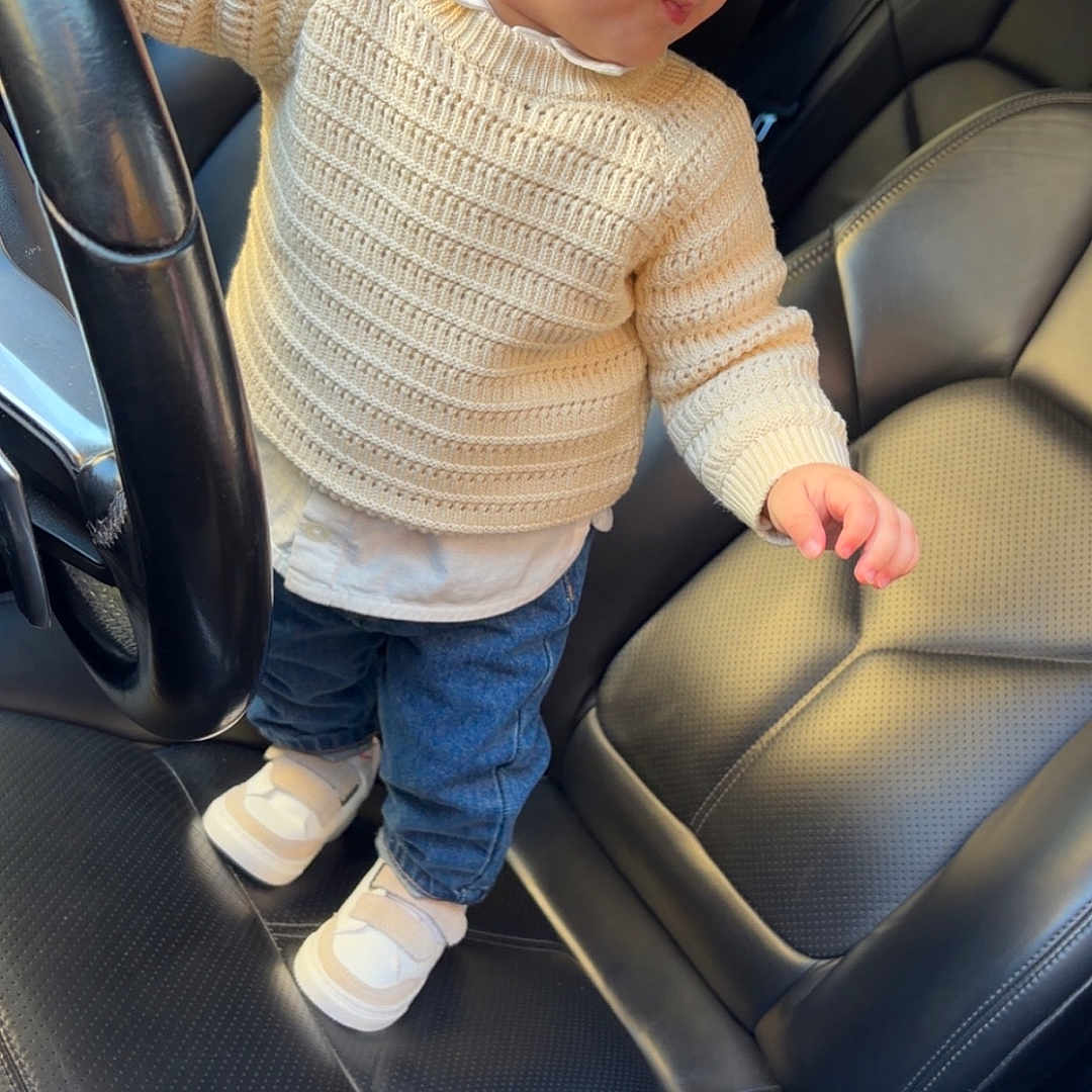 Rayan participe au concours pour gagner de l'argent avec cette photo : child, toddler, car, steering_wheel, sunglasses, sweater, jeans, shoes, seat, leather, interior, portrait, cute, fashion, standing, person, baby, casual, indoor, vehicle
