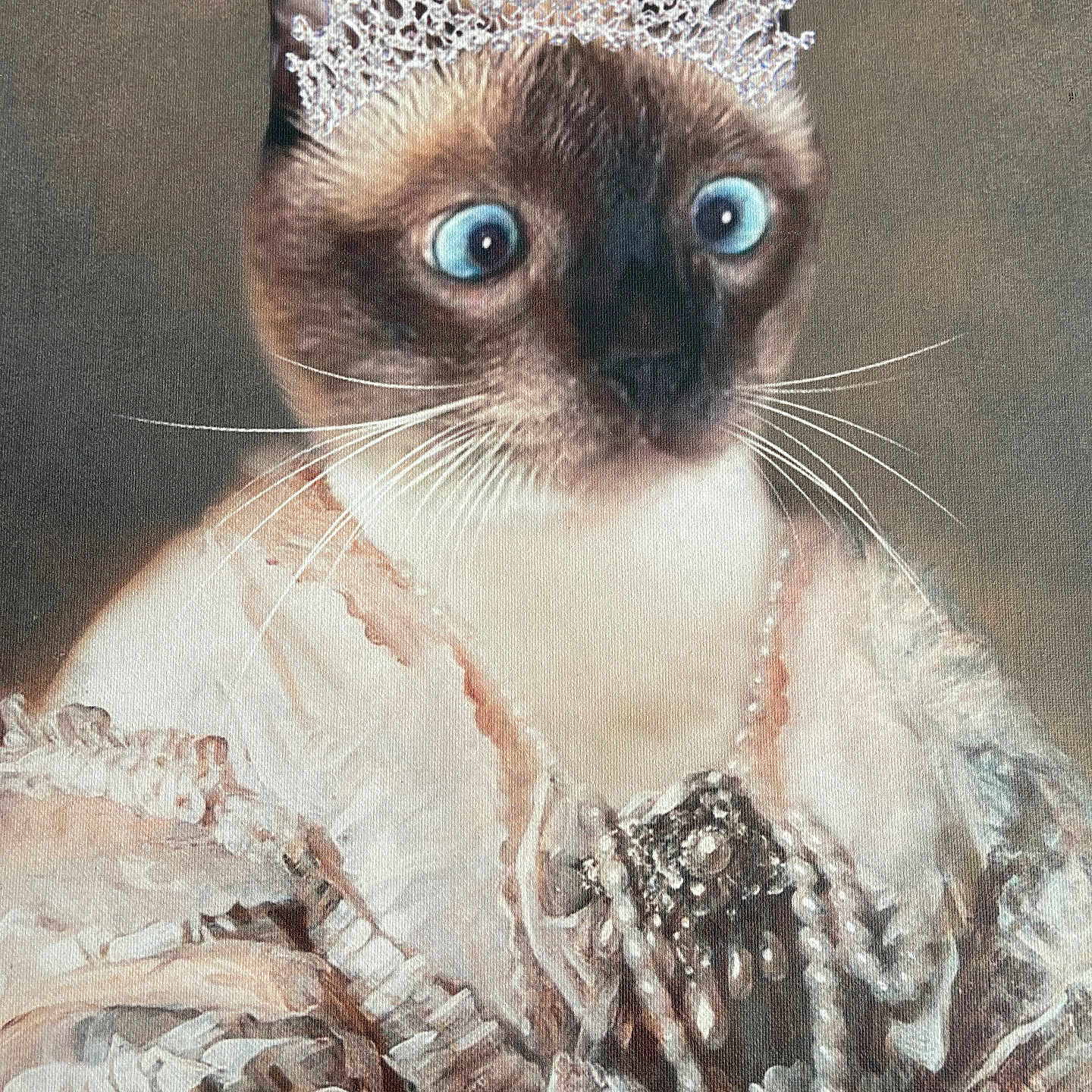 Mimi a rejoint le concours — aidez-le/la à gagner de superbes lots ! animal, cat, close_up, costume, dress, elegant, expression, feline, fur, indoor, luxury, ornate, pearl_necklace, portrait, regal, siamese, tiara, vintage, whiskers, wide_eyes
