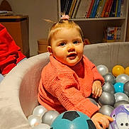 Luna participe au concours pour gagner de l'argent avec cette photo : baby, ball, bodypart, couch, electronics, face, finger, football, furniture, head, indoors, people, person, photography, portrait, screen, soccer, soccerball, sphere, sport