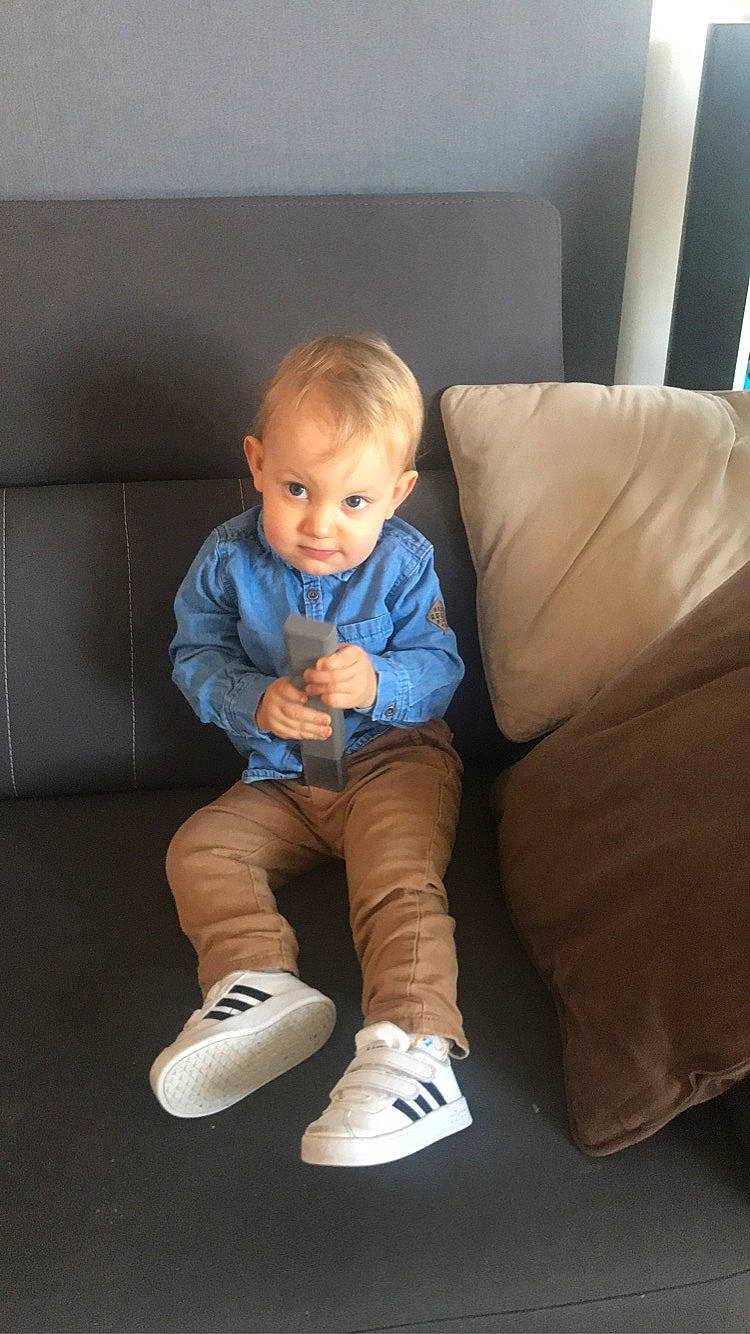 Timeo a rejoint le concours — aidez-le/la à gagner de superbes lots ! baby, cheek, child, comfort, footwear, leg, person, play, product, shoe, sitting, skin, toddler