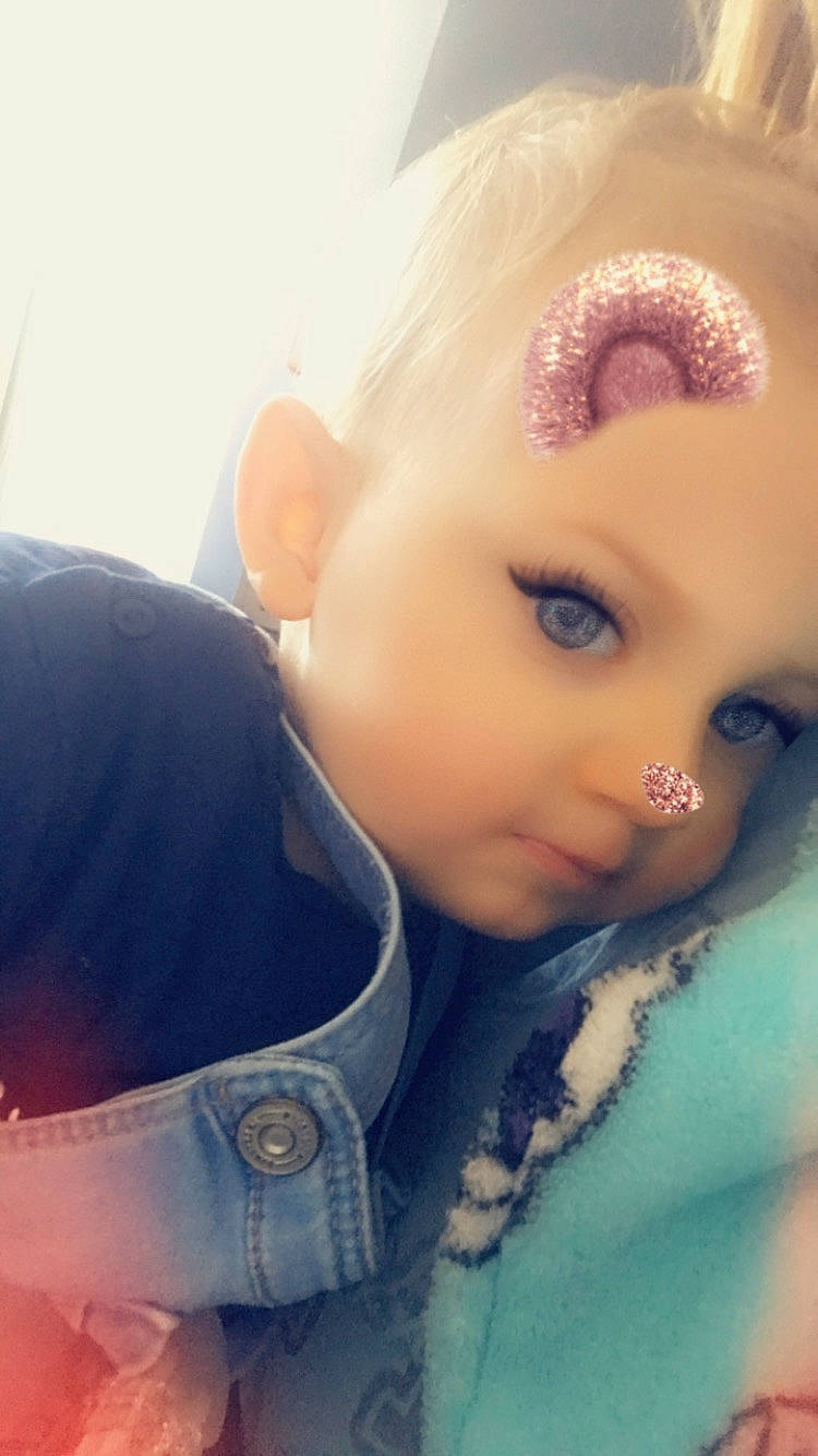 Timeo participe au concours pour gagner de l'argent avec cette photo : beauty, blond, blue, cheek, child, doll, ear, eye, eyebrow, eyelash, face, forehead, hair, head, headwear, lip, nose, person, pink, selfie