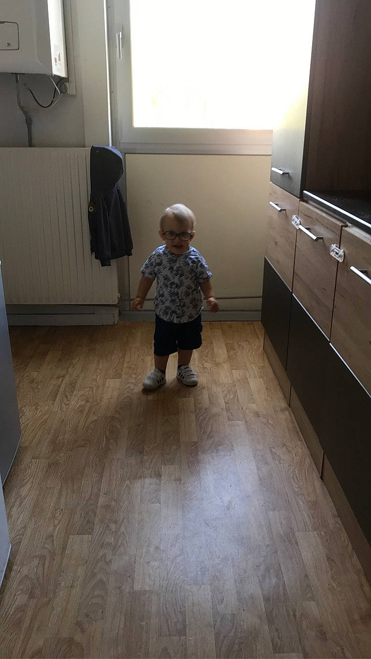 Timeo participe au concours pour gagner de l'argent avec cette photo : child, floor, flooring, hardwood, home, house, interior_design, laminate_flooring, person, room, standing, tile, toddler, wood, wood_flooring