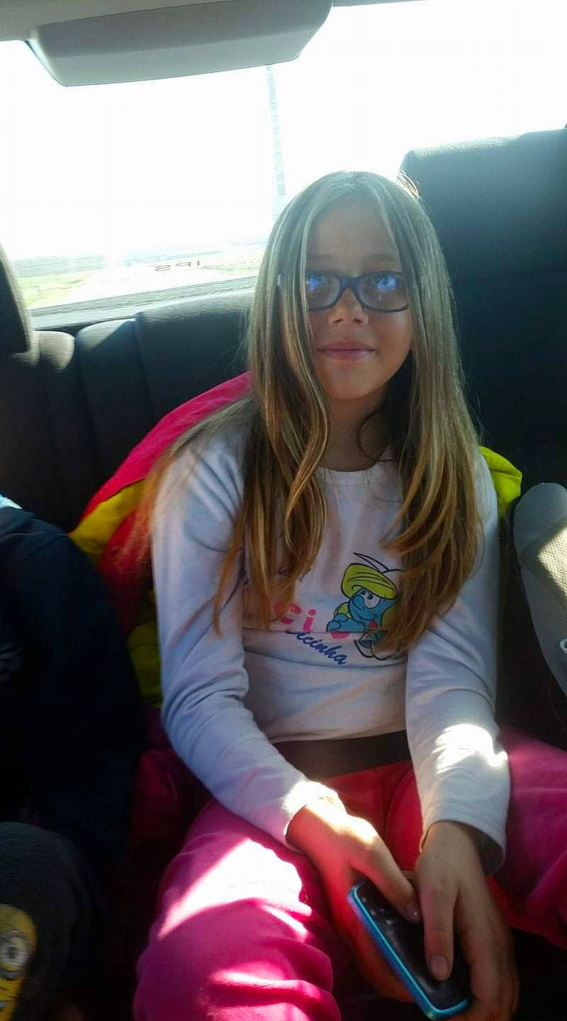 Tina a rejoint le concours — aidez-le/la à gagner de superbes lots ! blond, brown_hair, car, cool, eyewear, fashion_accessory, fun, girl, glasses, hair, hairstyle, human_hair_color, long_hair, mouth, person, pink, product, sitting, smile, sunglasses