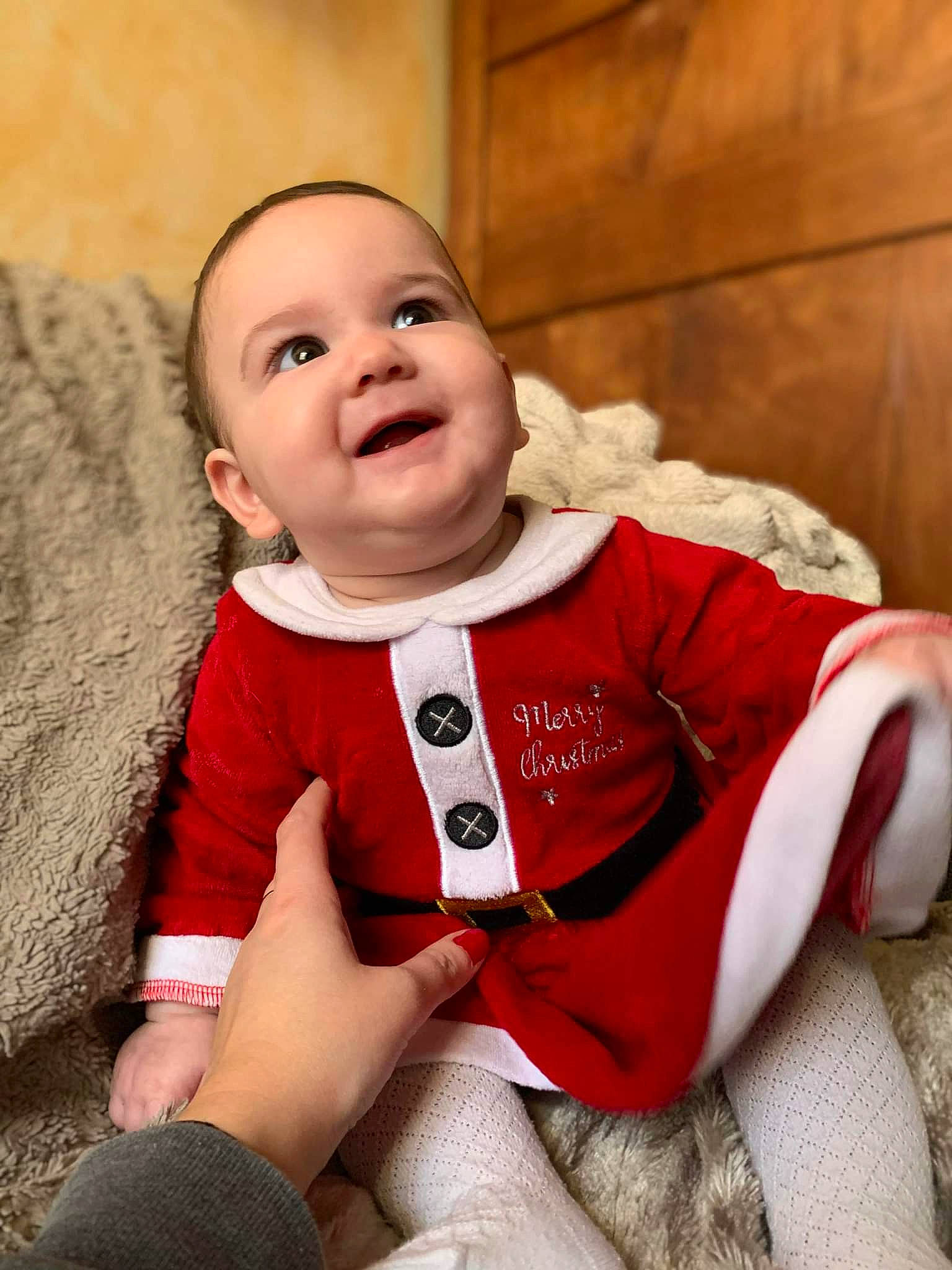 Sérèna participe au concours pour gagner de l'argent avec cette photo : baby, baby_toddler_clothing, cheek, child, comfort, eye, face, facial_expression, finger, flash_photography, happy, human_leg, joy, knee, leg, person, skin, sleeve, smile, thigh
